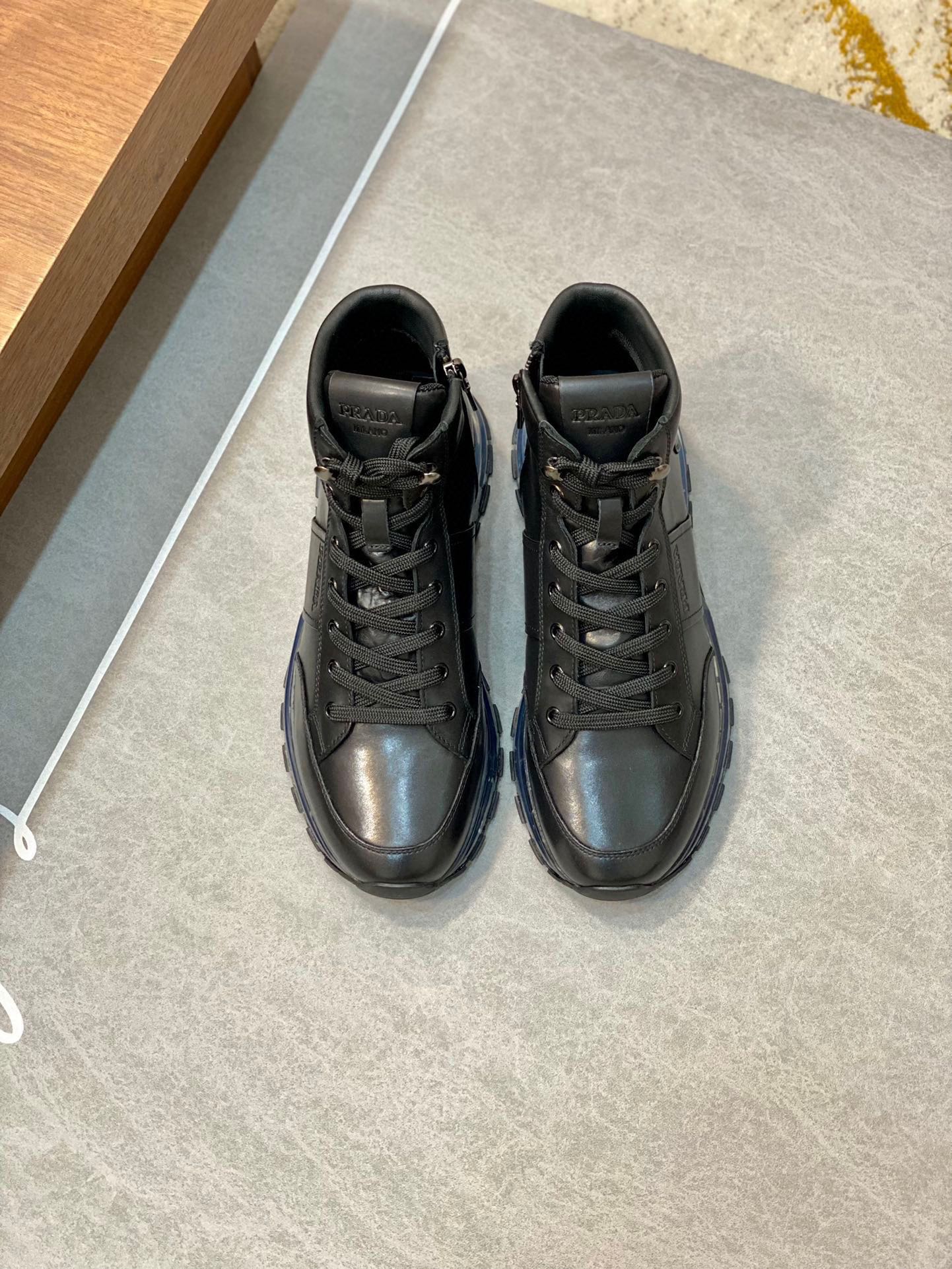 NO:216349,Prada Men's lace-up air cushion high-top sneakers, top-notch products from Dongguan, imported Napa cowhide upper, brand letter logo on the side, lightweight and breathable, soft and comfortable, calfskin leather edge decoration, unique sports style, genuine leather shoes tongue with classic PRADA letter badge, full of brand style, transparent air cushion midsole with lightweight tread rubber outsole, lightweight and heightened by about 4CM, leather foot pad, customer-supplied cowhide, excellent inner foot feel, Zipper design, easy to put on and take off, with original packaging, Size 39-40-41-42-43-44 Standard size, Prada, prada, prada, sneakers, cowhide19860909Prada/普拉达 男士系带气垫高帮运动鞋 莞产顶级猛货 进口纳帕牛皮鞋面 侧面带品牌字母标识 轻盈透气 柔软舒适 小牛皮真皮包边装饰 颇具与众不同的运动风范 真皮鞋舌配经典PRADA字母徽章 尽显品牌格调 透明气垫中底配轻质胎纹橡胶大底 轻盈且增高约4CM 真皮垫脚 客供牛皮内里脚感极佳 拉链设计 穿脱方便 配原包装 尺码39-40-41-42-43-44 标准尺码,普拉达,prada,prada,sneakers,cowhide,Men's shoes