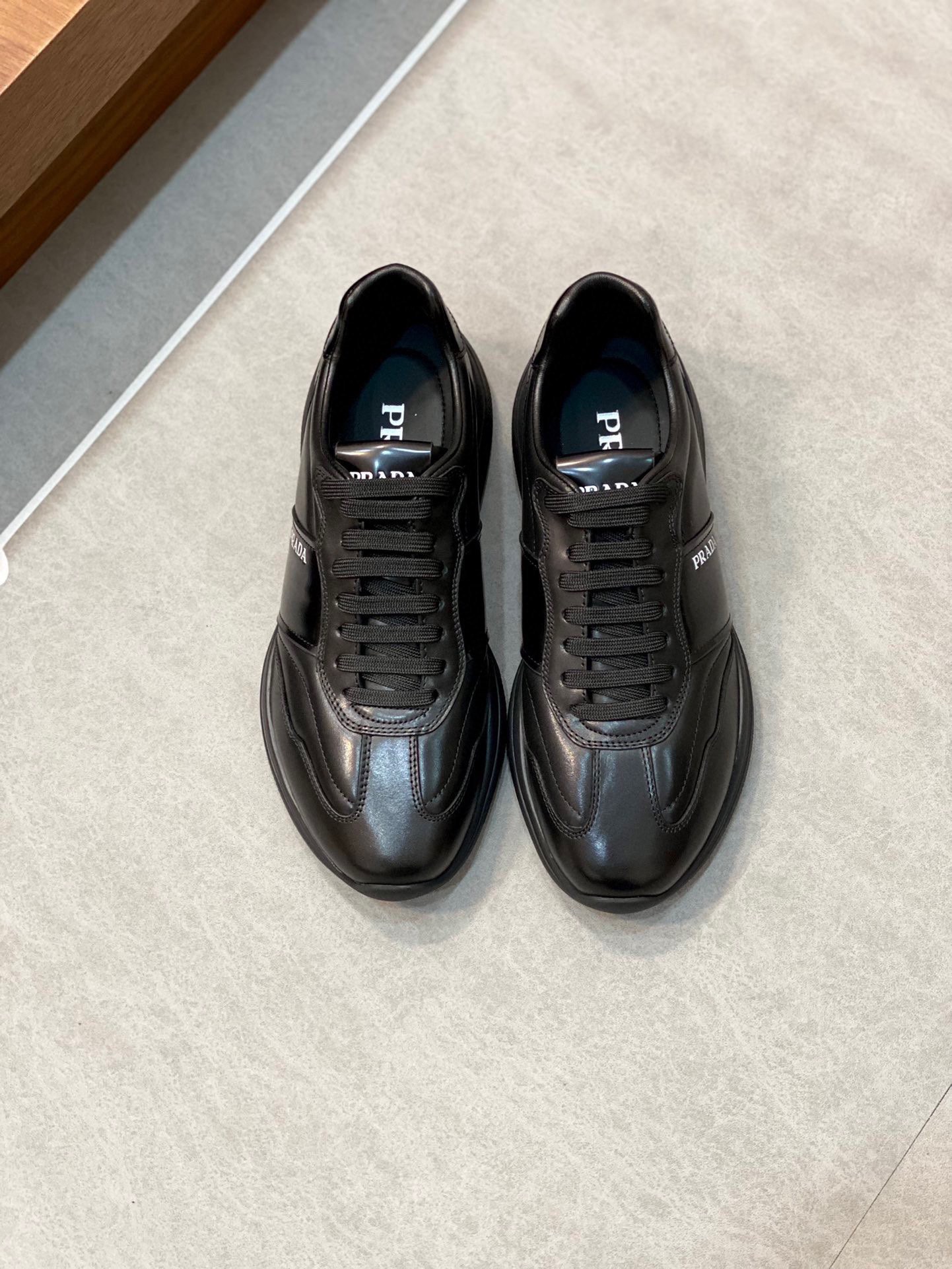 NO:216359,Prada/Prada men's lace-up sneakers in autumn and winter. Top-notch products from Dongguan. Imported Napa cowhide upper raised layered design. Lightweight and breathable. Soft and comfortable. Calf leather genuine leather edge decoration. A unique sports style. Genuine leather shoes tongue with classic PRADA letter red rubber badge. Shows the brand style. Transparent air cushion midsole with lightweight tread rubber outsole. Light and heightened about 4CM. Genuine leather foot pads. Customer-supplied maroon. Excellent foot feel. With original packaging. Size 39-40-41-42-43-44. Standard size, Prada, prada, prada, sneakers, cowhide19860909Prada/普拉达 秋冬季皮里男士系带运动鞋 莞产顶级猛货 进口纳帕牛皮鞋面凸起层次设计感 轻盈透气 柔软舒适 小牛皮真皮包边装饰 颇具与众不同的运动风范 真皮鞋舌配经典PRADA字母红色胶标徽章 尽显品牌格调 透明气垫中底配轻质胎纹橡胶大底 轻盈且增高约4CM 真皮垫脚 客供毛里 脚感极佳 配原包装 尺码39-40-41-42-43-44 标准尺码,普拉达,prada,prada,sneakers,cowhide,Men's shoes