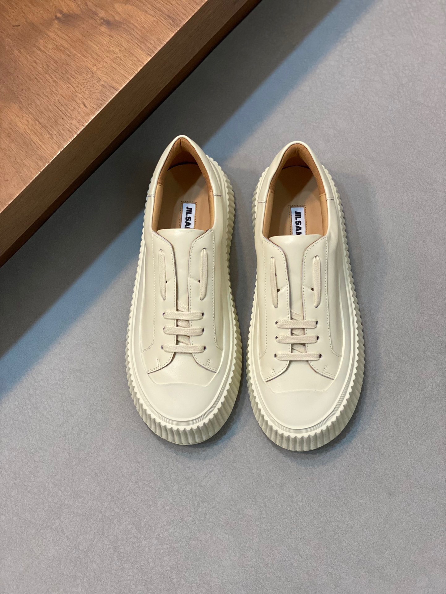 NO:216737,Jil Sander _ Thick small-soled white shoes, Red Net. The hot-selling style of celebrities, is there any extra excessive design, simple style, is often the most versatile, the most popular, the upper is selected with fine grained lip face, the grained leather texture is very smooth and delicate, and the touch is very soft. Moreover, because of the thickness of the leather, the shoe shape created is very full and stylish!  The inner part is made of small and leather velvet and the back-tail velvet fabric is placed in a soft foam layer clamp, so that the foot can be well wrapped and protected by the heel section to achieve a comfortable effect. The bottom foot of the middle cushion has a rubbery pad with a thickness of about 1cm, making the foot feel very soft and elastic!  The bottom of the material with a thickness of about 4cm is formed into a soft TPU!  Similar to rubber but not rubber, it is the base glue, and the two have different materials. The inner part is made of small and leather velvet and the reverse material surface. The number is 39-44 (38, 45 customized), jil sander19860909Jil Sander _厚小底白鞋, 红网 明星们的推热式款 ,有没余多过度的设计 ,简单的格风 往最往百搭 最欢受迎、 鞋面选精进粒口面小皮牛 ,粒的面皮料纹理常非的滑顺细腻 ,触非感常和柔 .而且因为质皮厚的度 .塑出造来的鞋形身的态非常满饱 体立有型！ 里内用采牛小和皮绒反料面接拼 ,后尾绒反的面料置内绵软的泡棉层夹 ,上能脚够好很的包裹呵脚护后跟分部 ,到达舒适效的果 ,中垫底脚带有约1cm度厚弹的胶性垫 ,感脚十分软弹！ 度厚约4cm软的料TPU底型成！类似胶橡但不橡是底胶 ,者两有质材质本的别区 里内用采牛小和皮绒反料面接拼 , 码数39-44（38、45订做）,,jil sander,Men's shoes