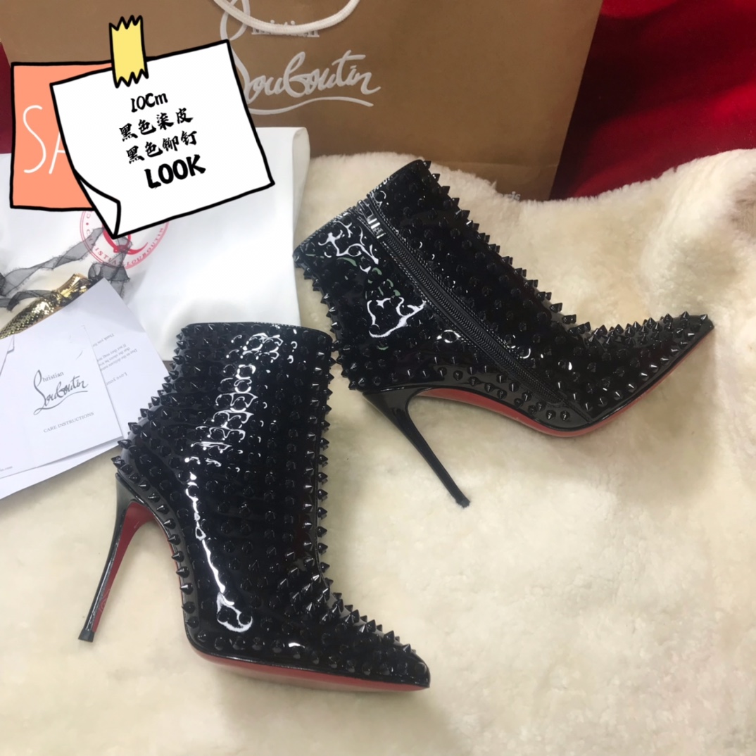 NO:337323,High-end customized autumn and winter rivet boot series!  H10Cm, size 34-42. Leather large tiles. More than one thousand rivets design. Private mold trademark zipper. 902-Black leather black nails, official website synchronization Standard European code Reference:902- Color:black/black Material:cowhide Lining:goat leather Heel height:10Cm Sole:leather sole Size:EUR 34-42 (US 4-11):,,christian louboutin,boots19860909高端订制 秋冬铆钉靴系列！ H10Cm,尺码34-42码.真皮大厎.一千多粒铆钉设计.私模商标拉链 .902-黑柒皮黑钉,官网同步 标准欧码 Reference:902- Color:black/black Material:cowhide Lining:goat leather Heel heigh:10Cm Sole:leather sole Size:EUR 34－42（US 4一11) :,,christian louboutin,boots,Women's Shoes