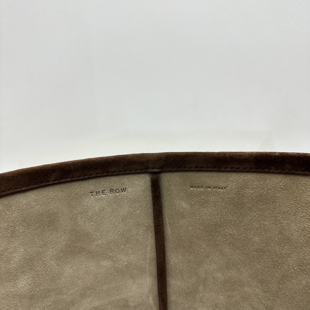 中号磨砂深棕新品N/SParktote手袋全新推出的经典包款North/.South手袋展现品牌在极简设
