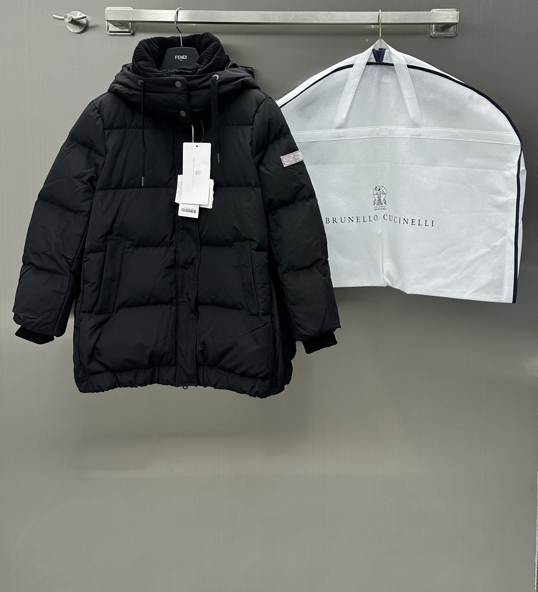 NO:696720,Equipped with dust bag BC* New product on the shelves, the bread hooded down jacket is made of YB exclusive windproof and waterproof nylon material. Logo decoration on the sleeves. The condition is visible to the naked eye. Stand-up collar bread down jacket cut. Rectangular striped texture. The upper body is trendy and fashionable. It is tolerant and fashionable. You only need to wear a small shirt inside in autumn and winter. There is no doubt about the warmth. It is filled with feathers. It is light and easy to wear. It is no longer traditional heavy and old-fashioned. It is designed in a unisex style and can be worn by both men and women.  Autumn and winter wear, fashionable and trendy, warm and comfortable, down filling standard: national standard 90 down filling: goose down, equipped with YB dust bag packaging, high version 2 colors, down jacket, hats,19860909配防尘袋BC* 新品上架面包连帽羽绒服定制YB专属防风防水尼龙材质 手袖贴标章仔装饰 肉眼可见的品相 立领面包羽绒服剪裁 长方型压条肌理 上身潮流洋气 包容时髦 秋冬只需内搭一件小衫 保暖性毋庸置疑 羽毛的填充 轻盈好穿 不再是传统的厚重与老气 偏中性风格设计 男女均可驾驭 秋冬穿搭 时髦潮流 保暖舒适 充绒标准:国标90充绒物:鹅绒 配有YB防尘袋包装  高版本2色,,down jacket,hats,,Women's clothing