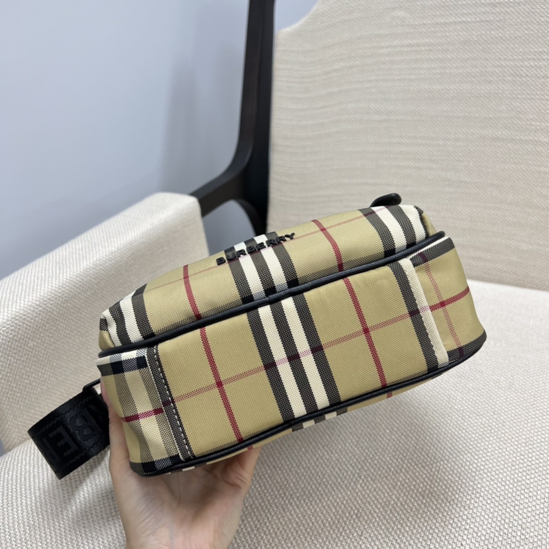 Waterproof check canvas camera bag designed in a classic vintage British - Comprehensive 3