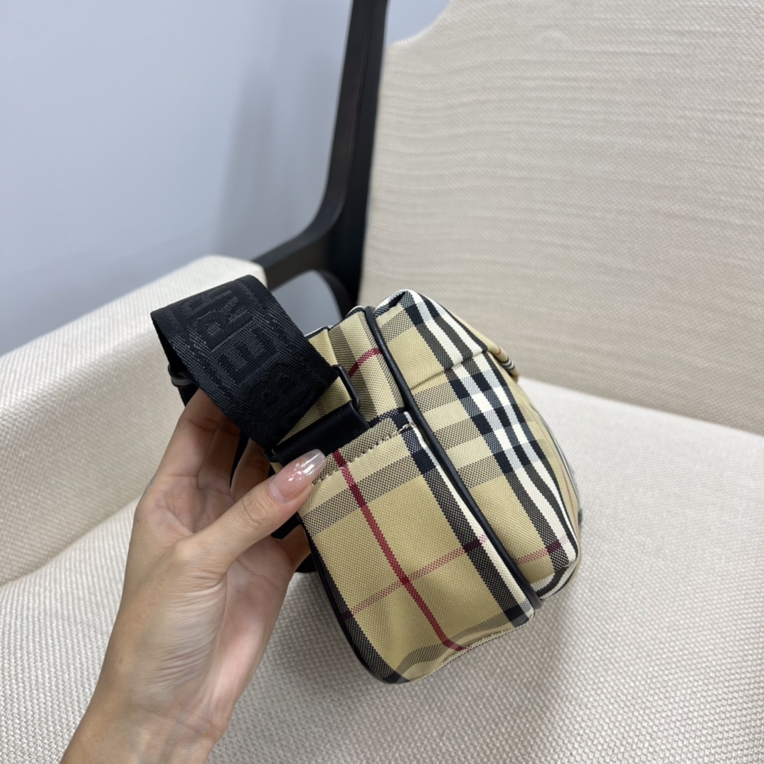 Waterproof check canvas camera bag designed in a classic vintage British - Comprehensive 2