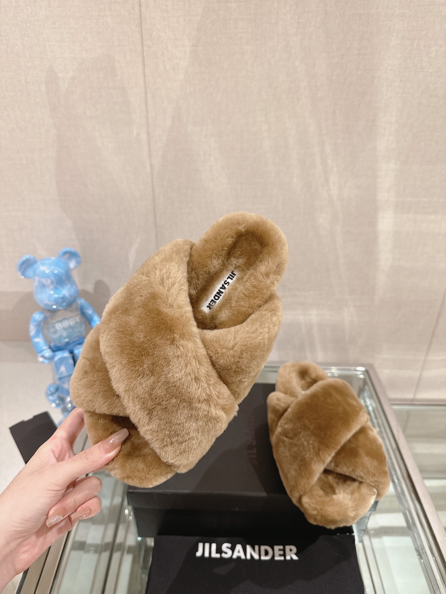Jill Sande Cross Hair Slippers: Classic Fashion for Home and Outside Comfort - 图片 5