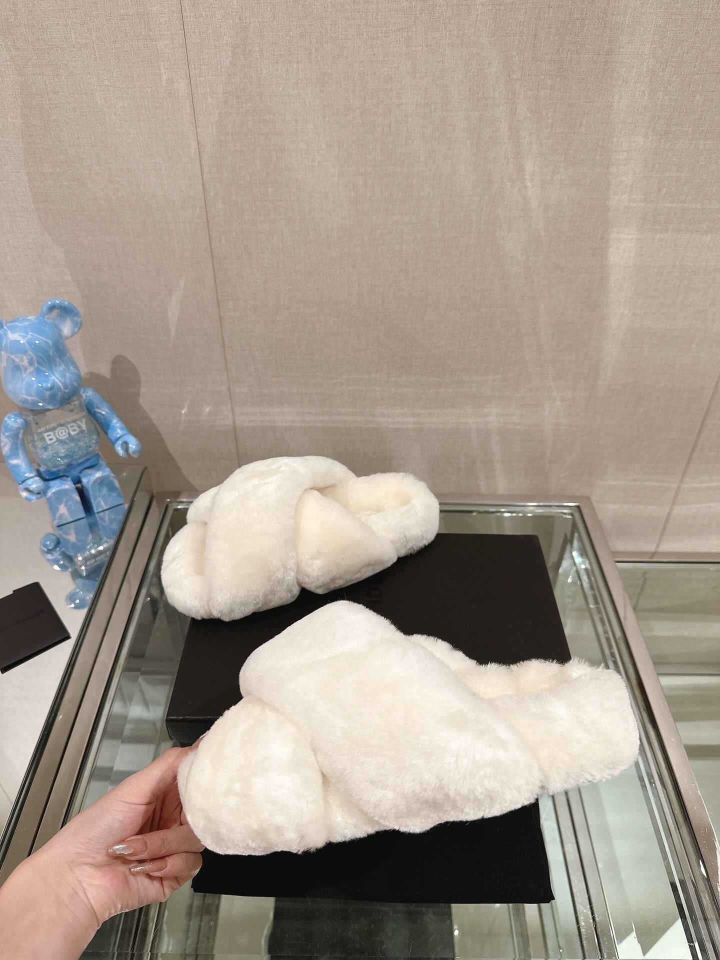 “Jill Sande Cross Hair Slippers: Fashionable Excellence for Home and Outdoors” - 图片 5