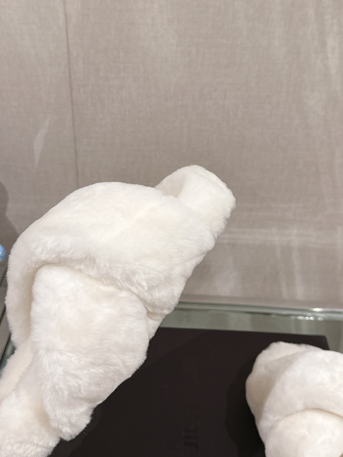 “Jill Sande Cross Hair Slippers: Fashionable Excellence for Home and Outdoors” - 图片 7