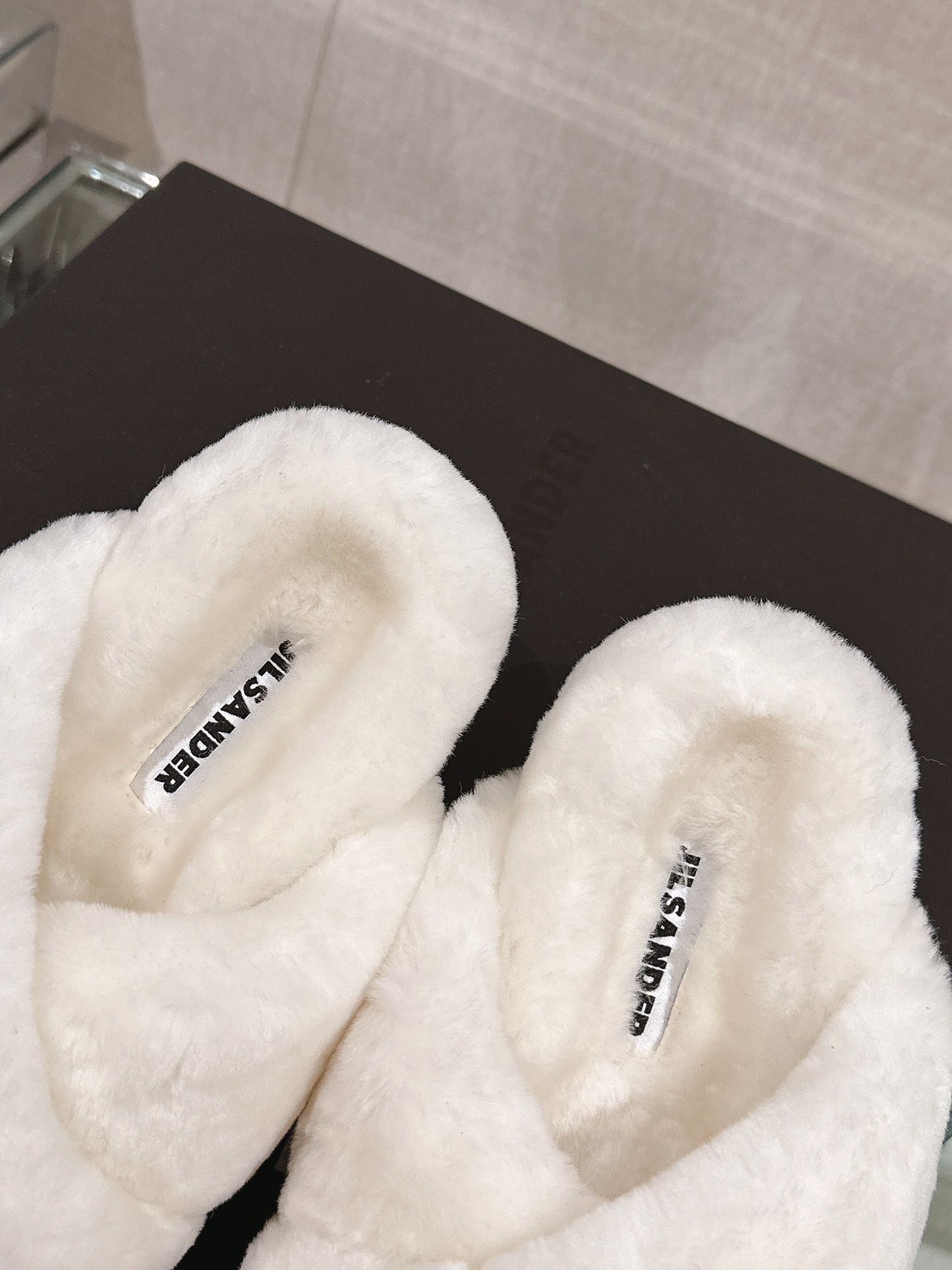“Jill Sande Cross Hair Slippers: Fashionable Excellence for Home and Outdoors” - 图片 6