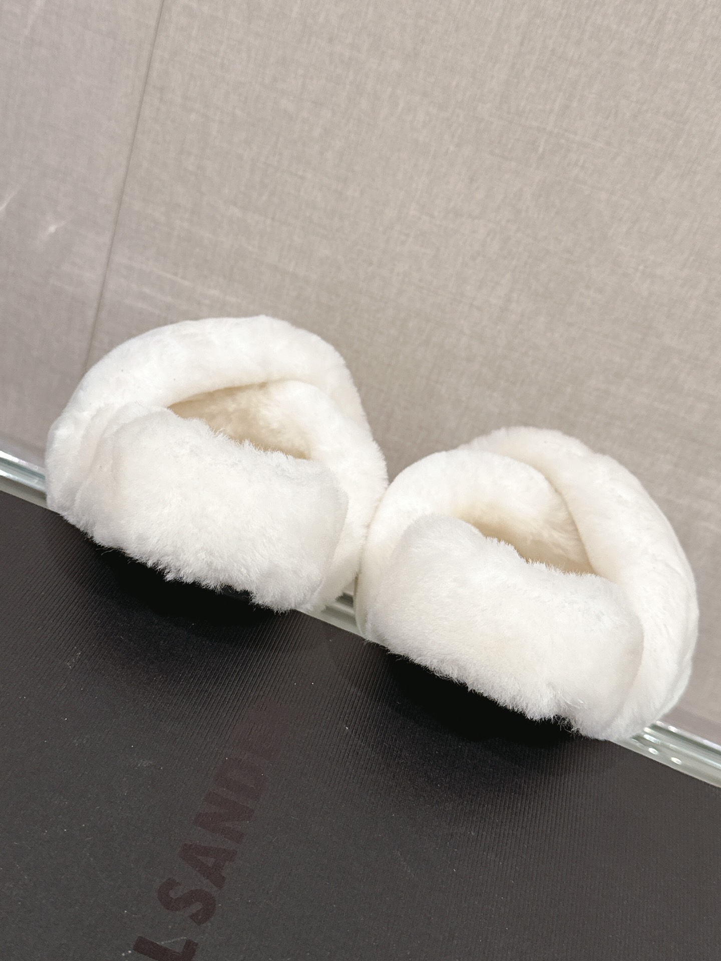“Jill Sande Cross Hair Slippers: Fashionable Excellence for Home and Outdoors” - 图片 8