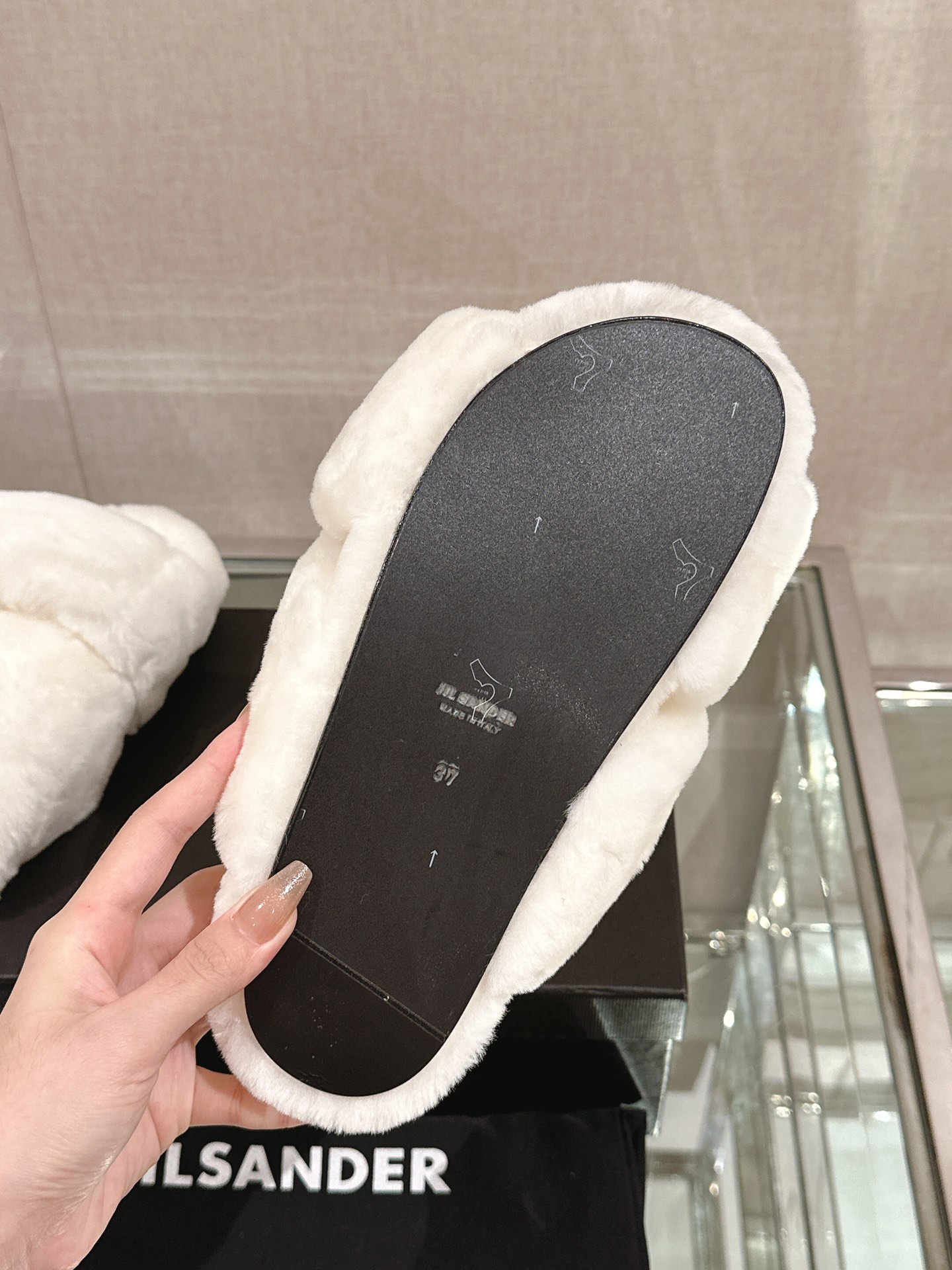 “Jill Sande Cross Hair Slippers: Fashionable Excellence for Home and Outdoors” - 图片 9