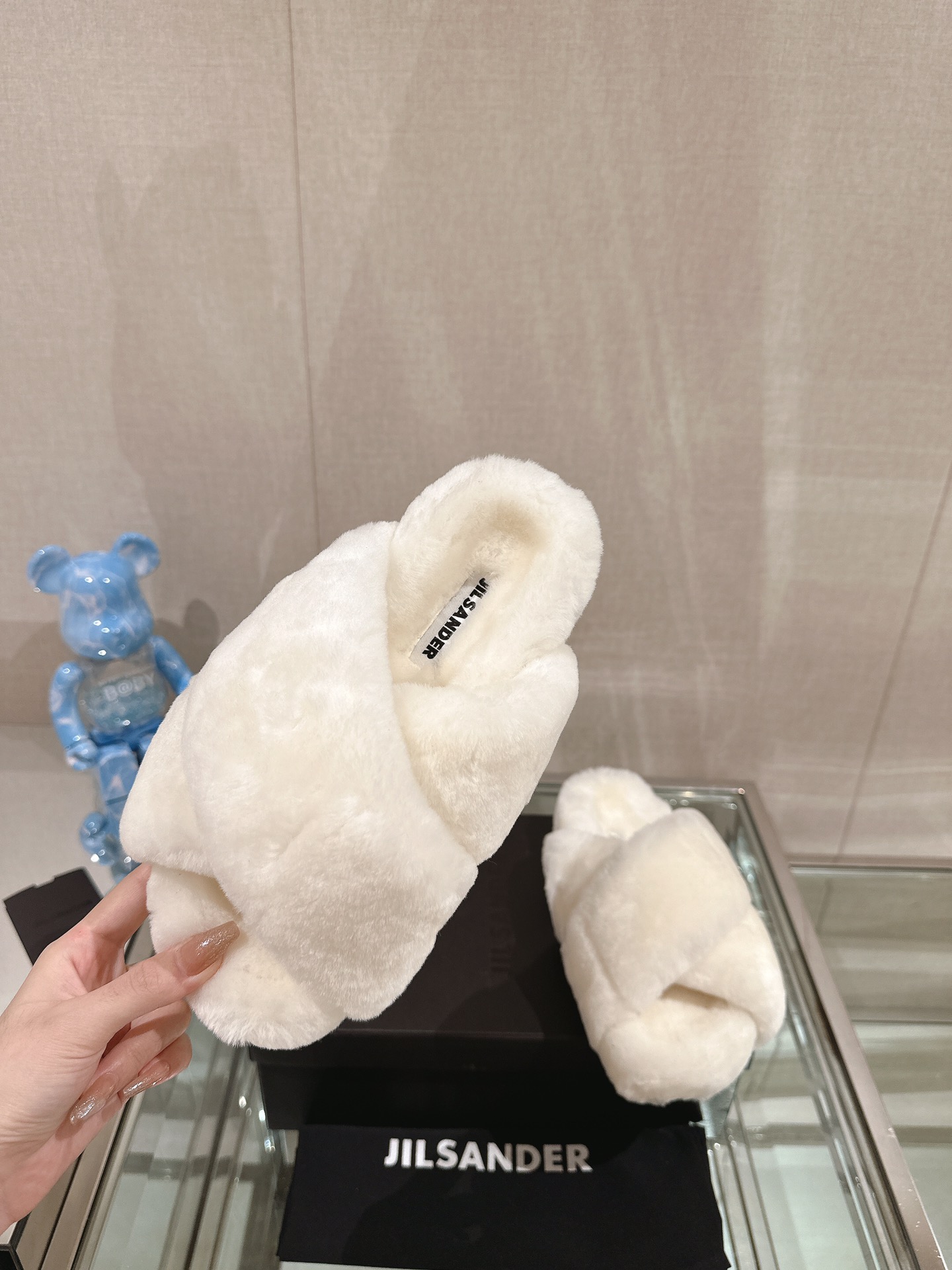 “Jill Sande Cross Hair Slippers: Fashionable Excellence for Home and Outdoors” - 图片 3