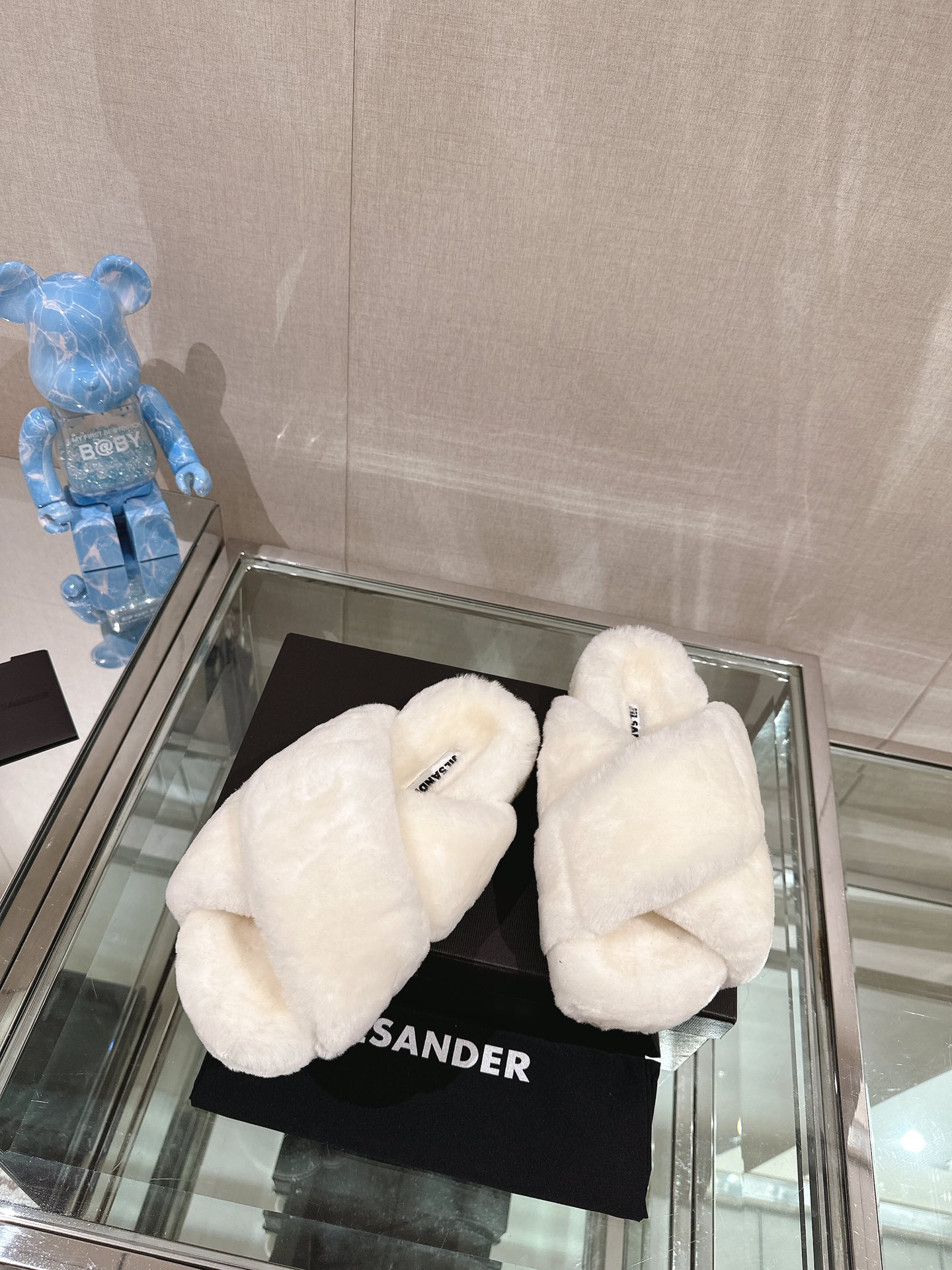 “Jill Sande Cross Hair Slippers: Fashionable Excellence for Home and Outdoors” - 图片 4