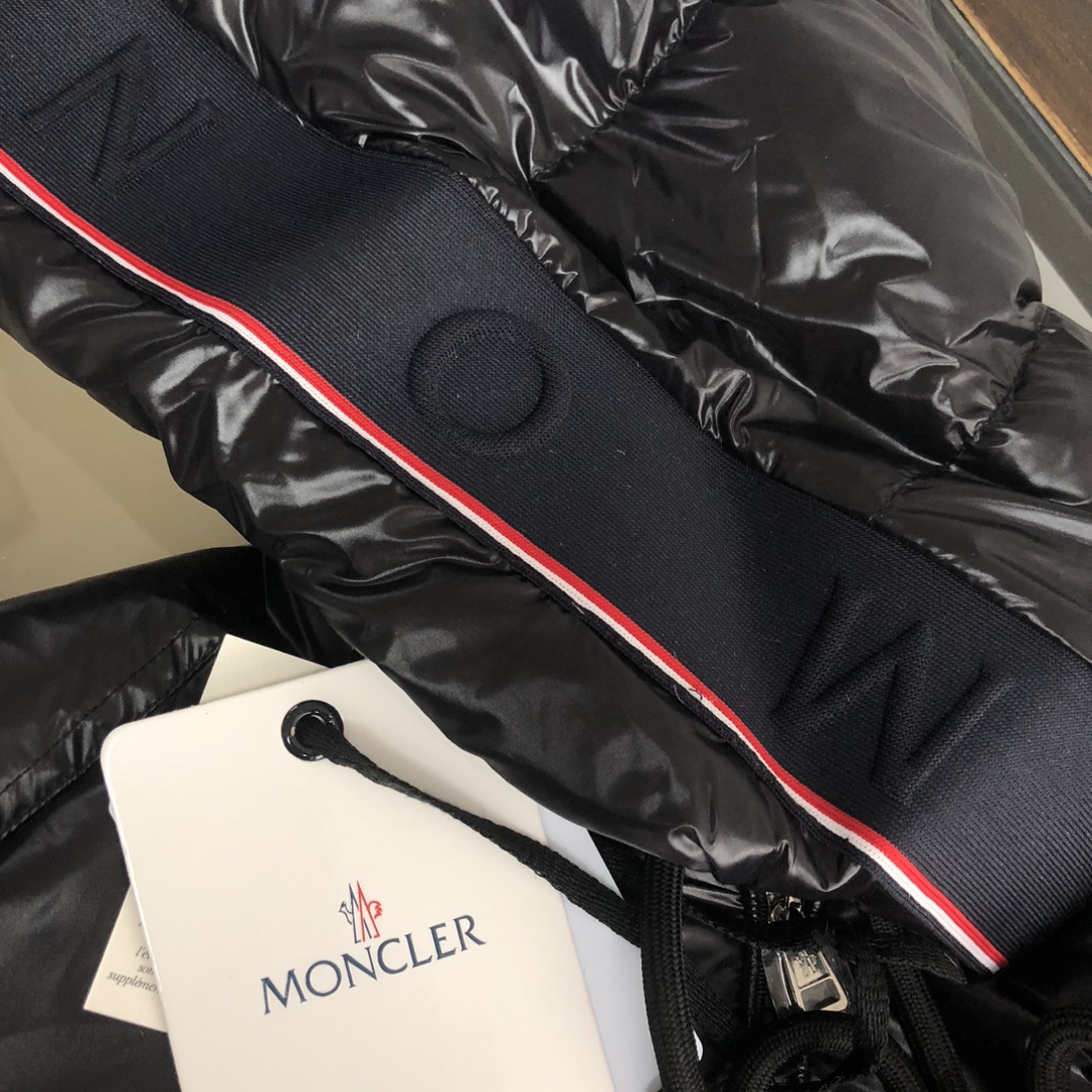 羽绒Moncler蒙口24秋冬新款！时尚羽绒马甲！羽绒背心！专柜同步上新甄选客供100%棉纶面料拥有极为