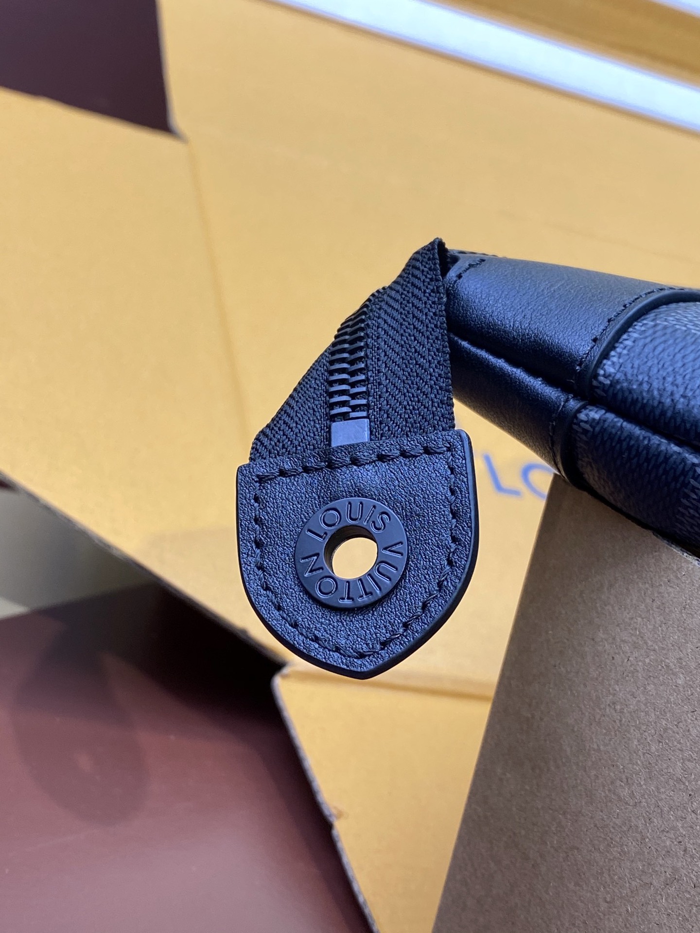 升级版本⚠️M82545黑格！POCHETTE VOYAGE SOUPLE 手拿包 Pochette V