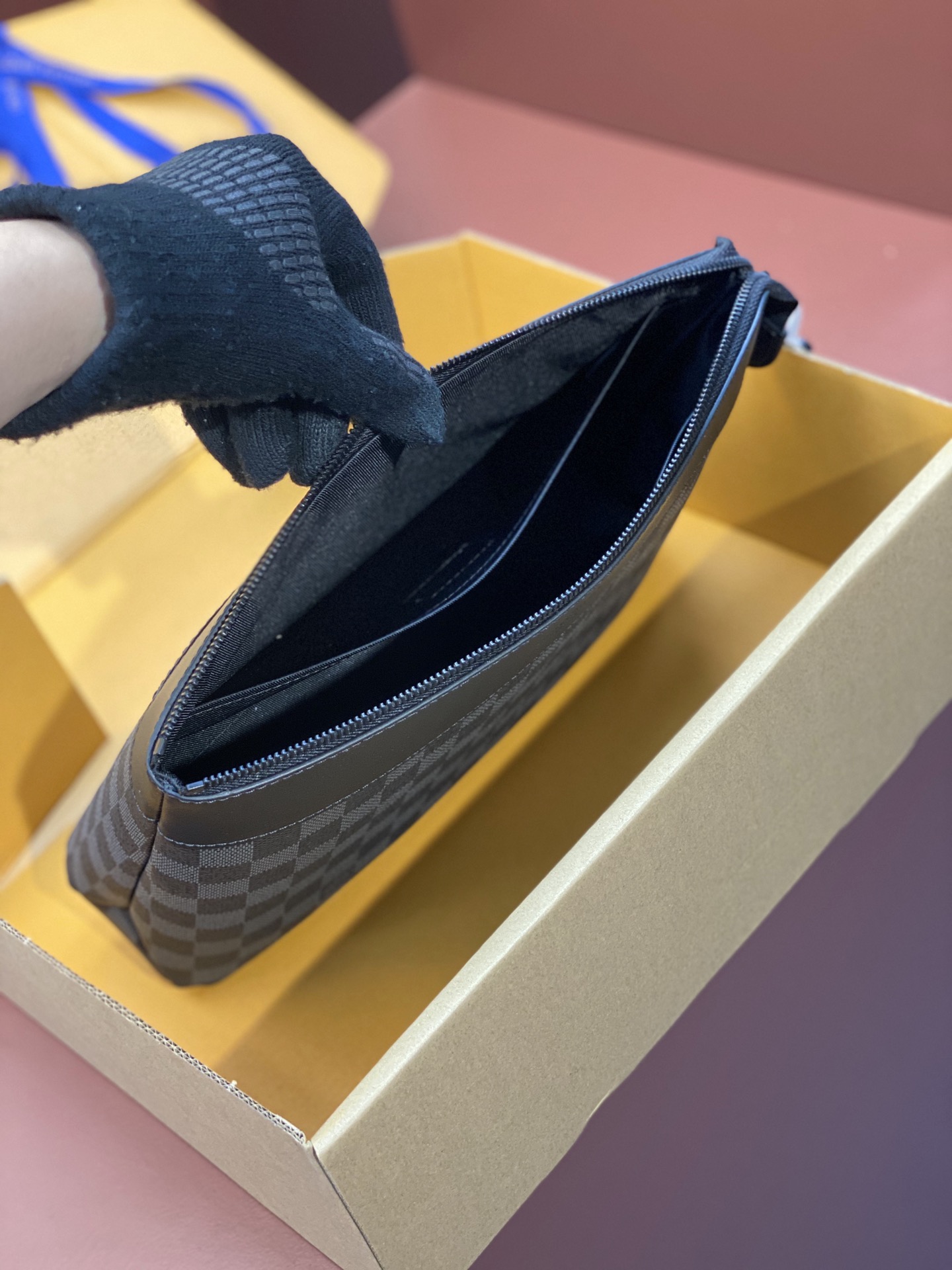 升级版本⚠️M82545黑格！POCHETTE VOYAGE SOUPLE 手拿包 Pochette V