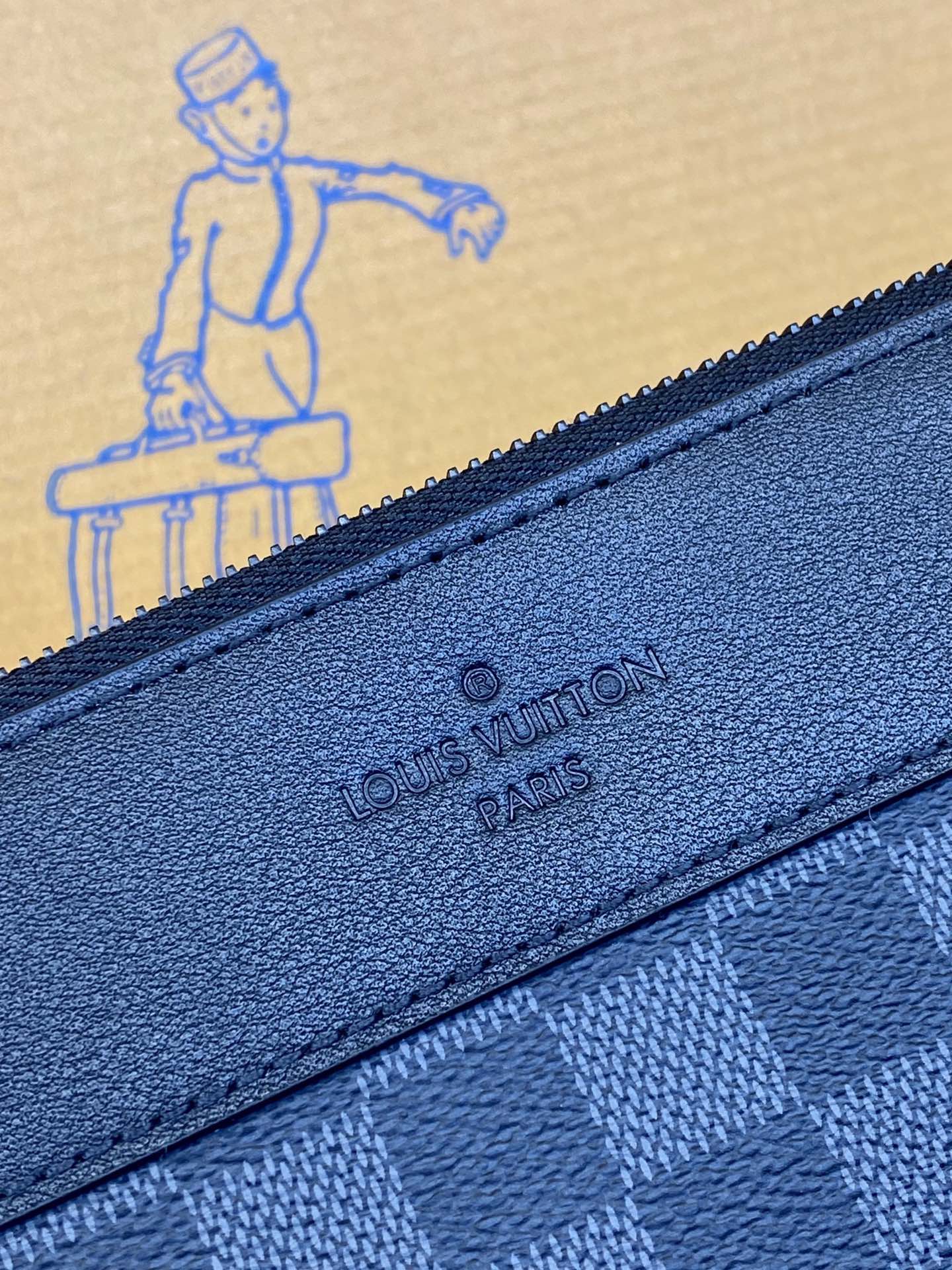 升级版本⚠️M82545黑格！POCHETTE VOYAGE SOUPLE 手拿包 Pochette V