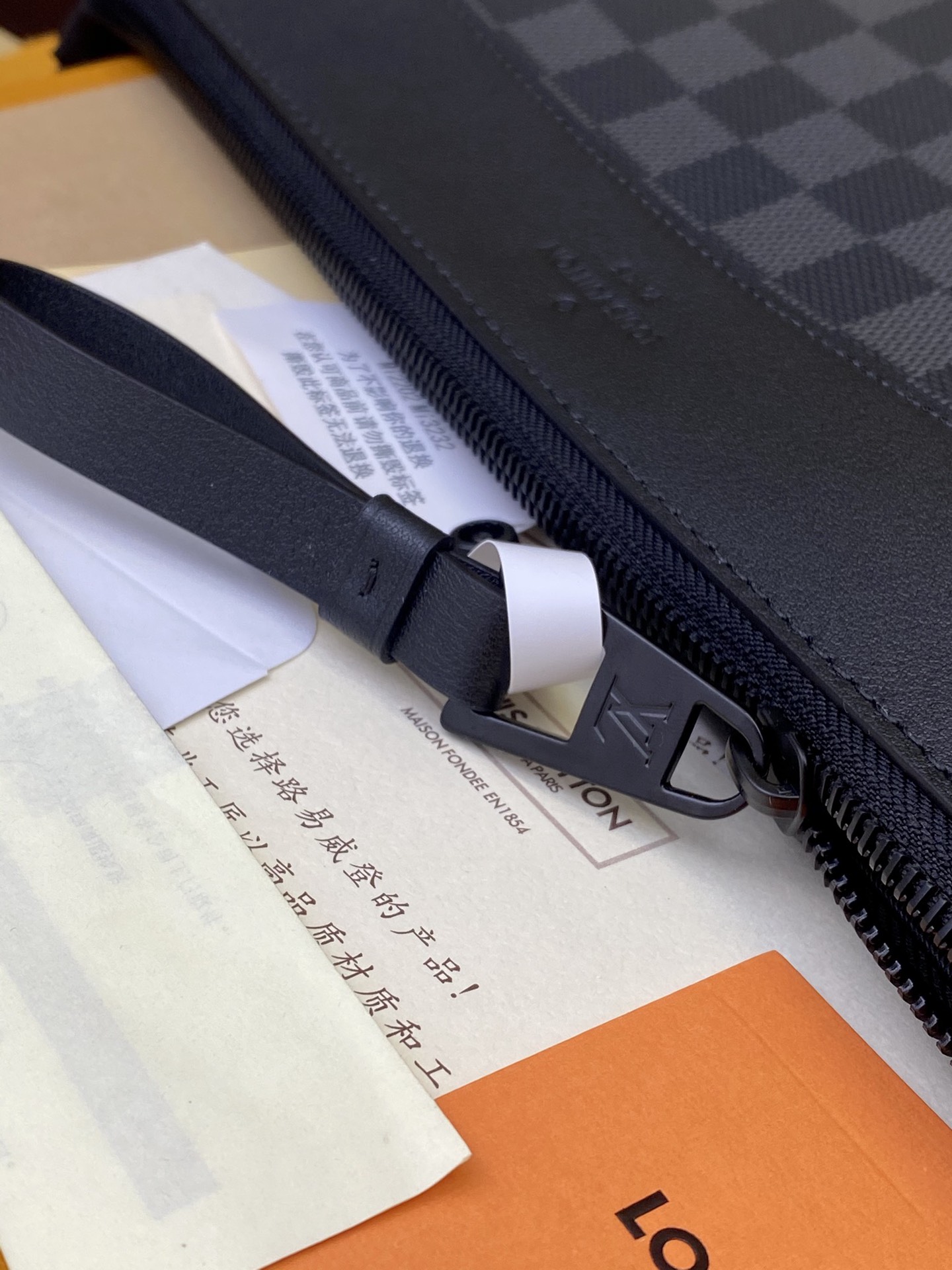 升级版本⚠️M82545黑格！POCHETTE VOYAGE SOUPLE 手拿包 Pochette V