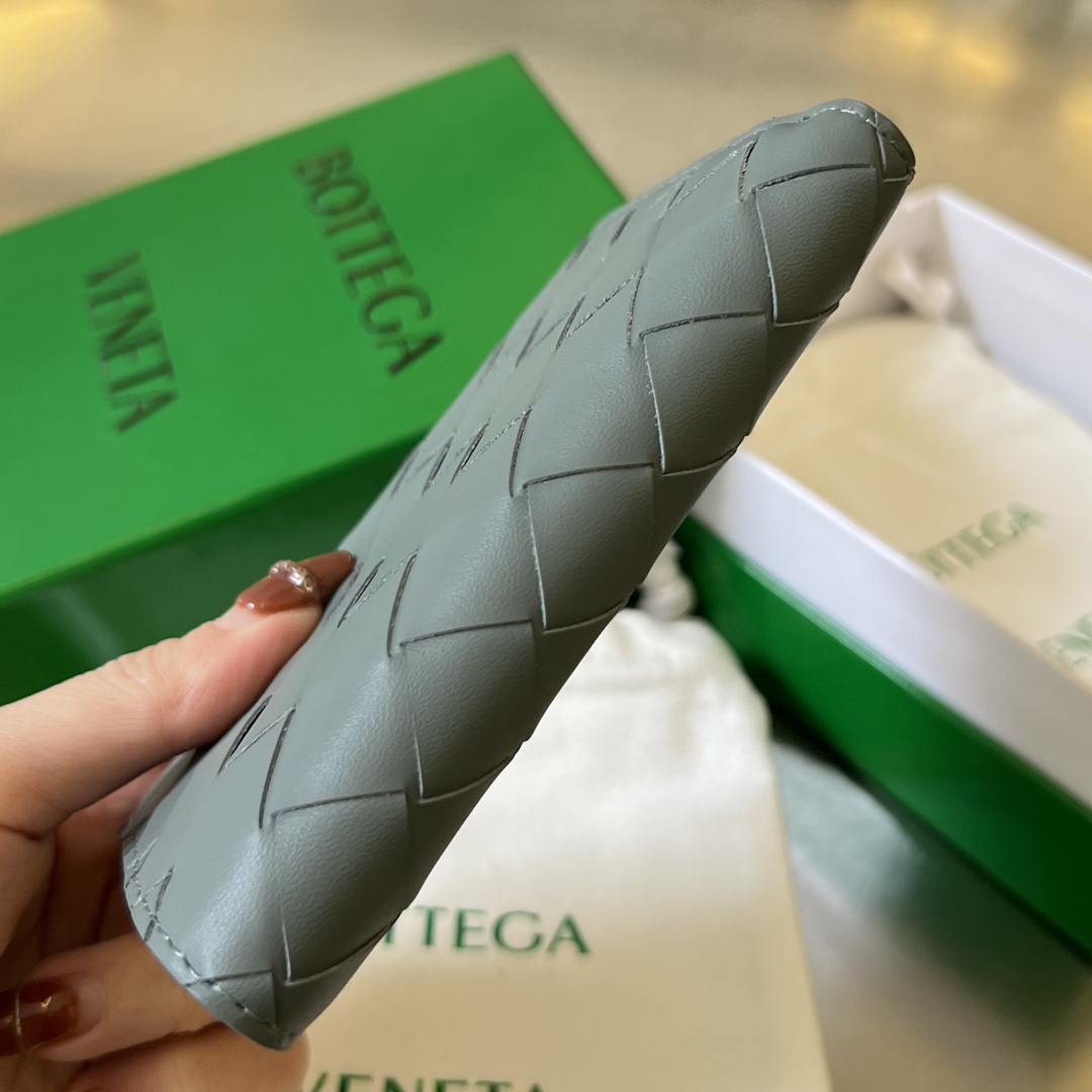 Bv两折竖版短夹钱包742143是一款不仅可以当钱包使用也可以当卡包使用中间隔层收纳现金旁边两侧多卡位可