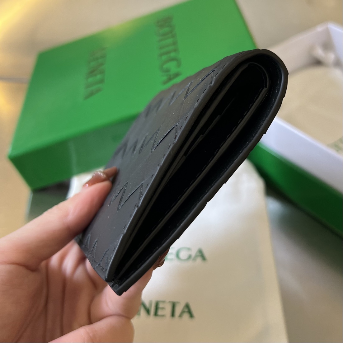 Bv两折竖版短夹钱包742143是一款不仅可以当钱包使用也可以当卡包使用中间隔层收纳现金旁边两侧多卡位可