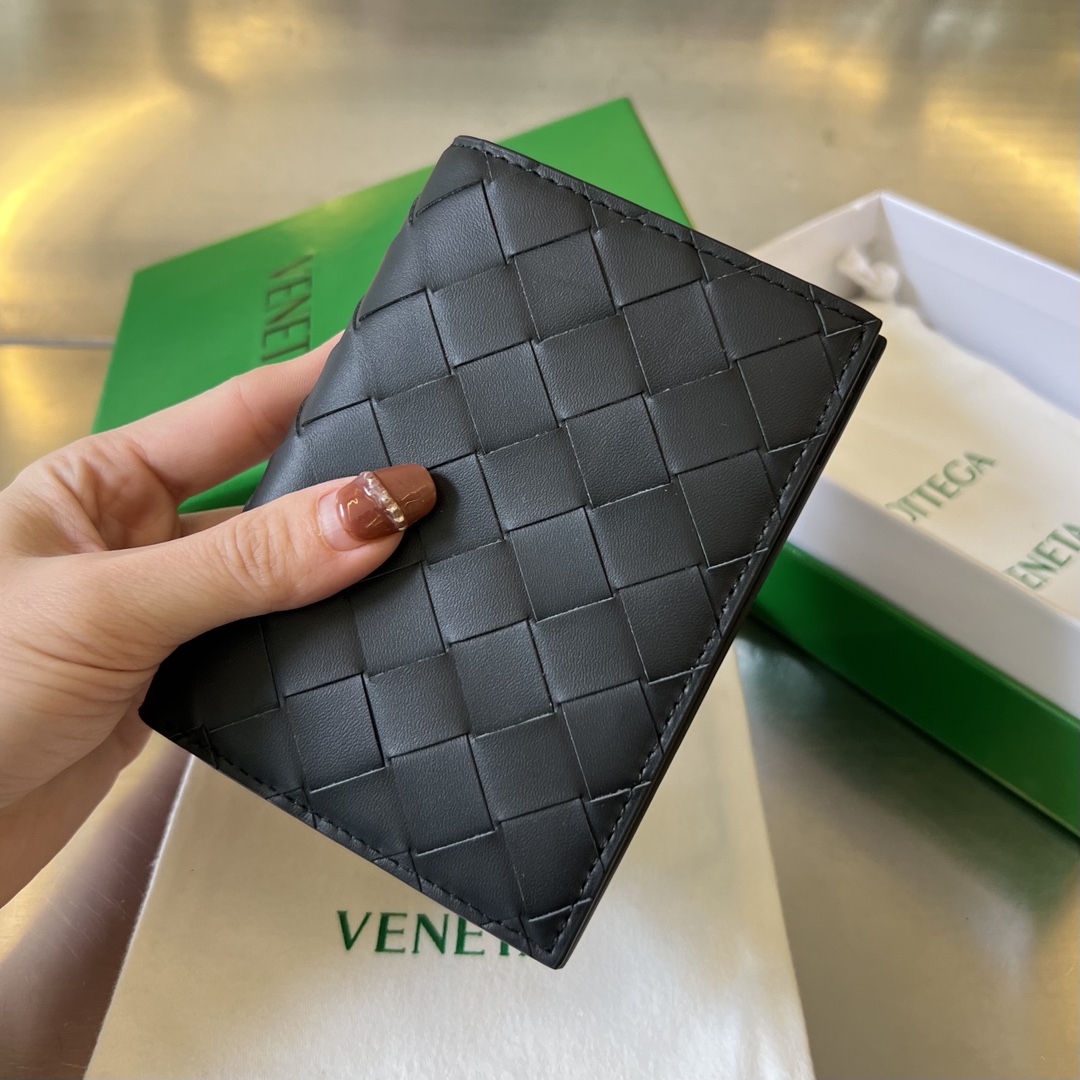 Bv两折竖版短夹钱包742143是一款不仅可以当钱包使用也可以当卡包使用中间隔层收纳现金旁边两侧多卡位可