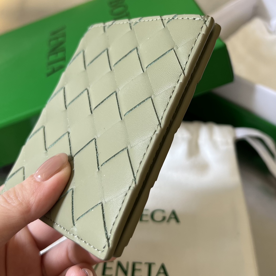 Bv两折竖版短夹钱包749400是一款不仅可以当钱包使用也可以当卡包使用中间隔层收纳现金旁边两侧多卡位可