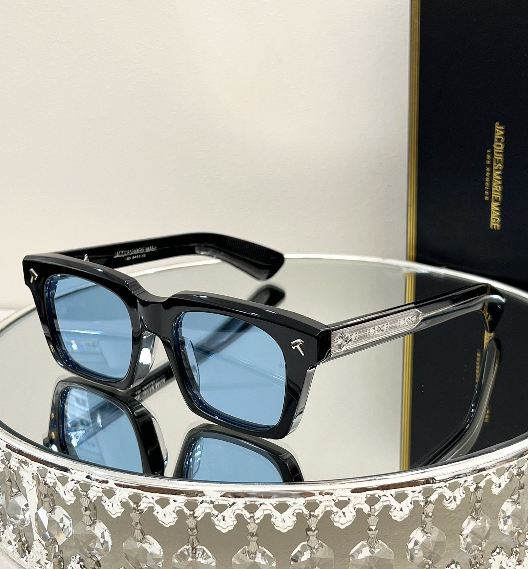 JACQUESMARIEMAGE日本手工眼镜镜框採用上厚達10mm的板材打造出復古的方框作品而鏡面正面卻