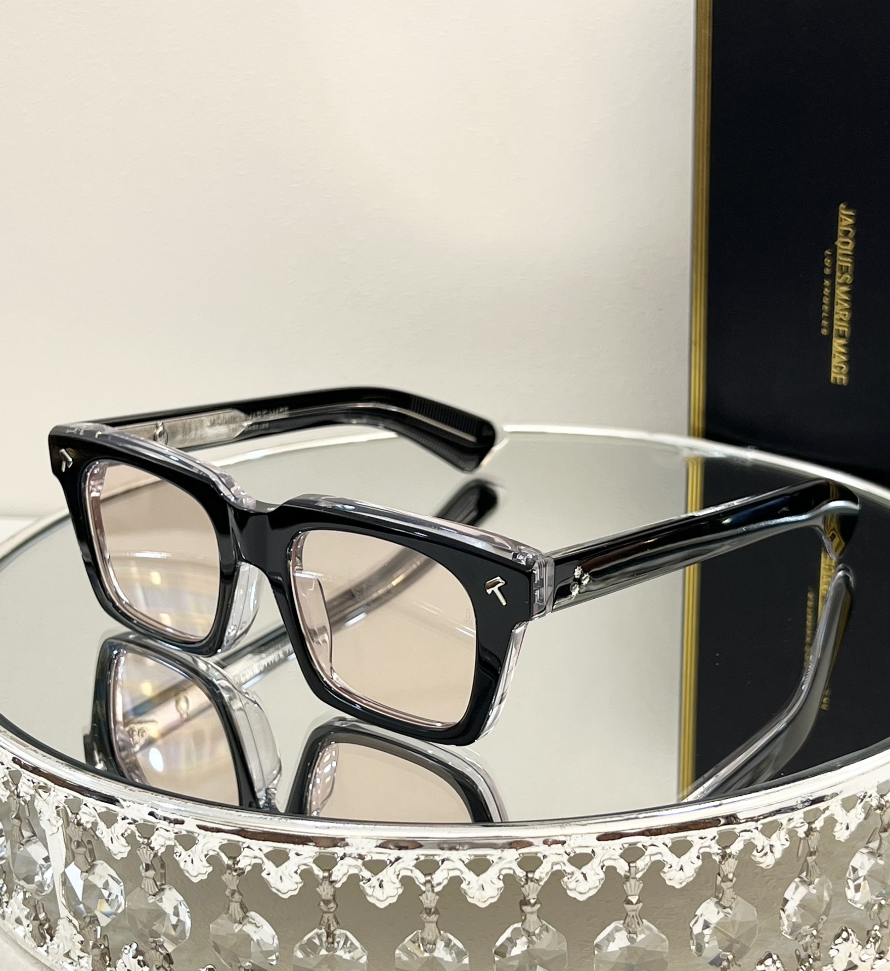 JACQUESMARIEMAGE日本手工眼镜镜框採用上厚達10mm的板材打造出復古的方框作品而鏡面正面卻