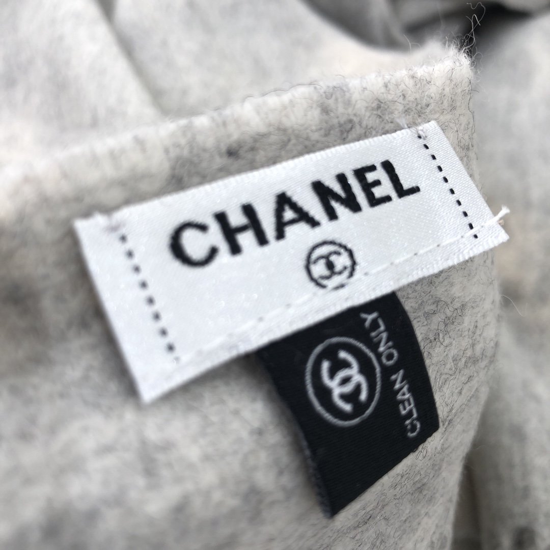 Chanel最新秋冬羊绒款双面精剪羊毛大Logo以及百搭的配色！就是时下最最流行的风格！！！面料非常的柔