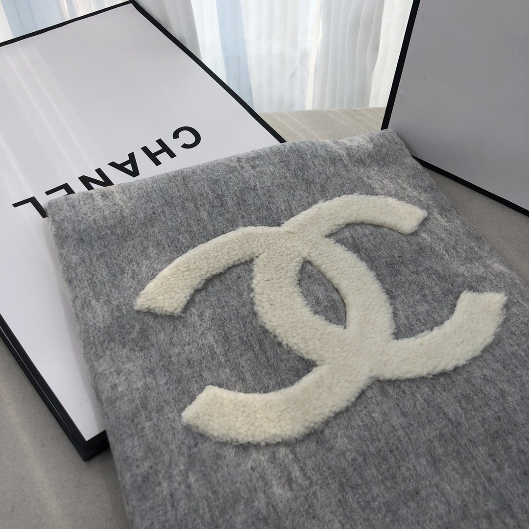 Chanel最新秋冬羊绒款双面精剪羊毛大Logo以及百搭的配色！就是时下最最流行的风格！！！面料非常的柔