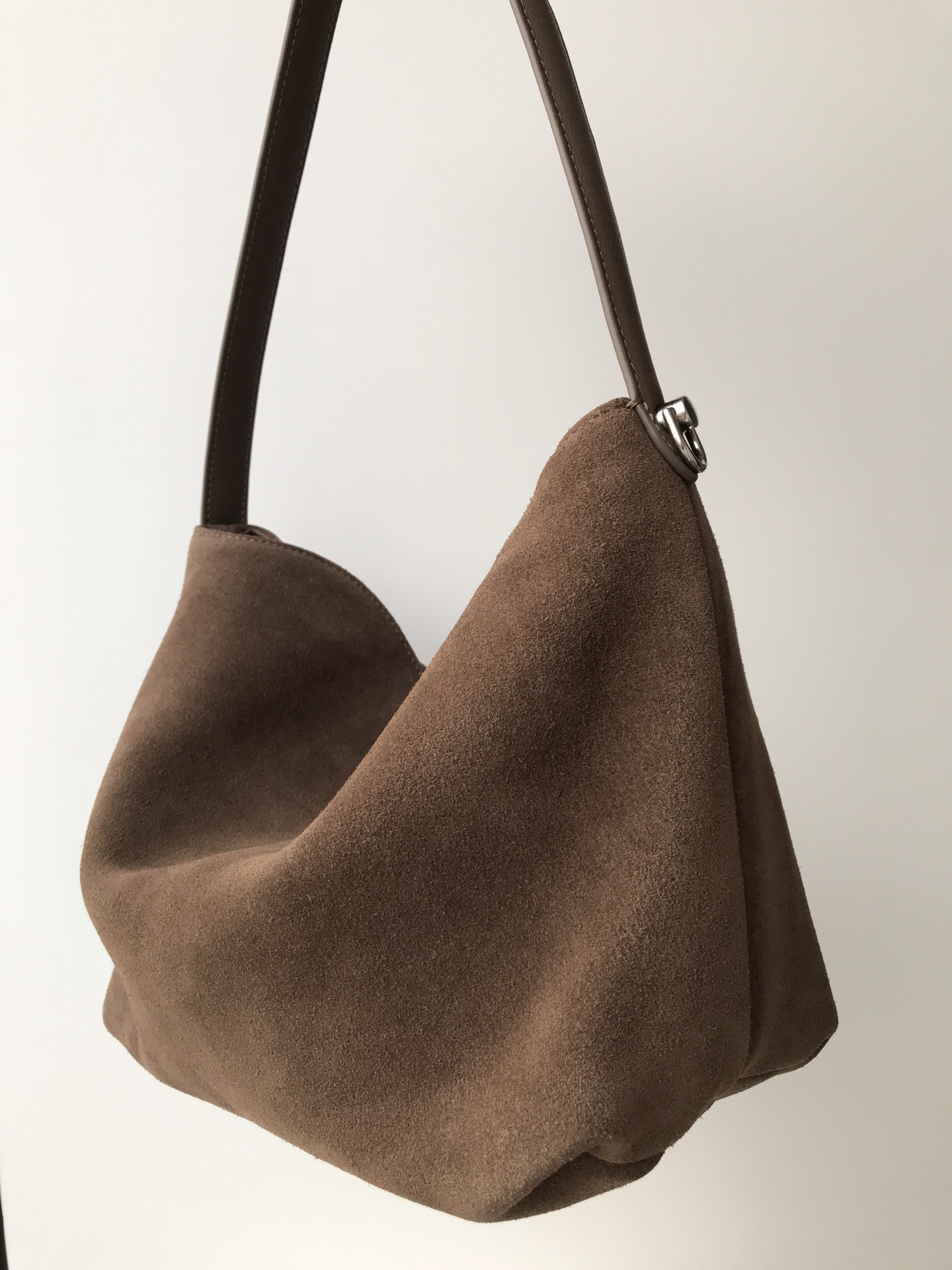 Loewe Special price 460. The material is first-layer nubuck leather. Its not expensive to buy real nubuck leather at this price! ! !