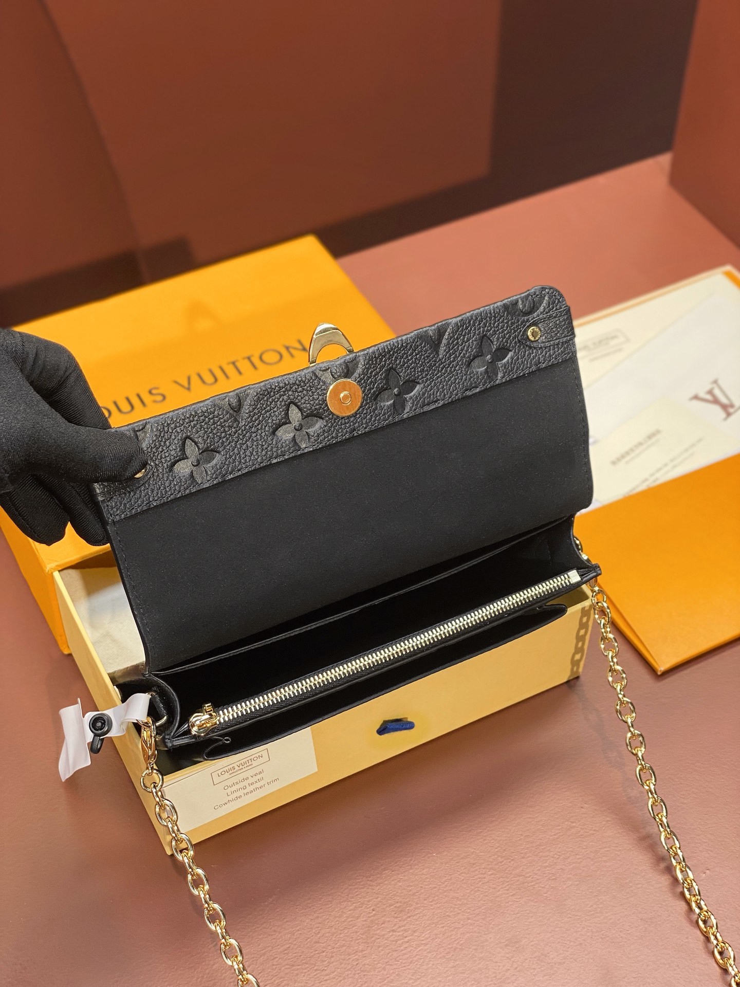 M67893黑色!CHAIN钱夹由柔软的MonogramEmpreinte皮革精心裁制而成适合携带日常必