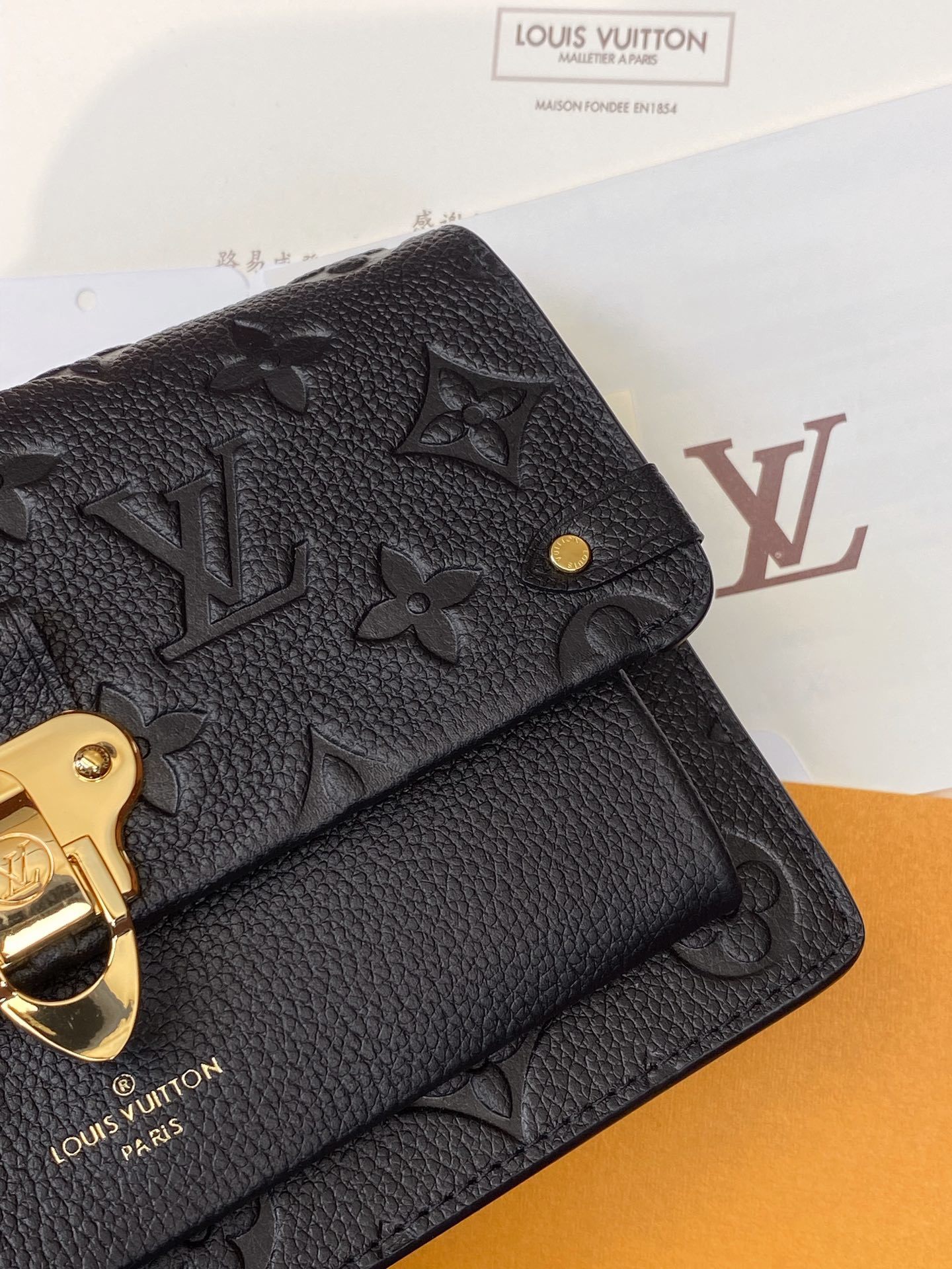 M67893黑色!CHAIN钱夹由柔软的MonogramEmpreinte皮革精心裁制而成适合携带日常必