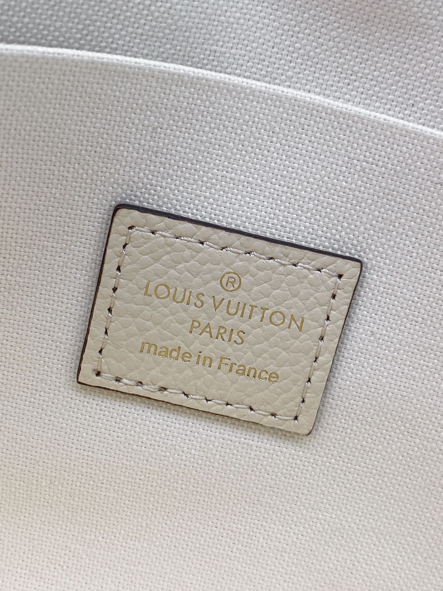 米白色 Pochette Félicie 链条包为 Monogram Empreinte 皮革压印路易威登标志性 Monogram 图案