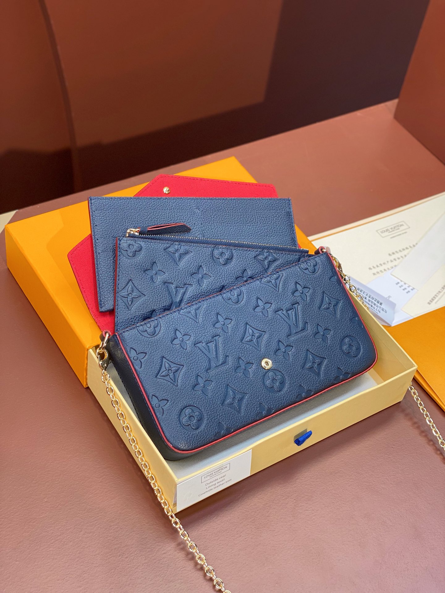 M64064 藏蓝色 Pochette Félicie 链条包为 Monogram Empreinte 皮革压印路易威登标志性 Monogram 图案