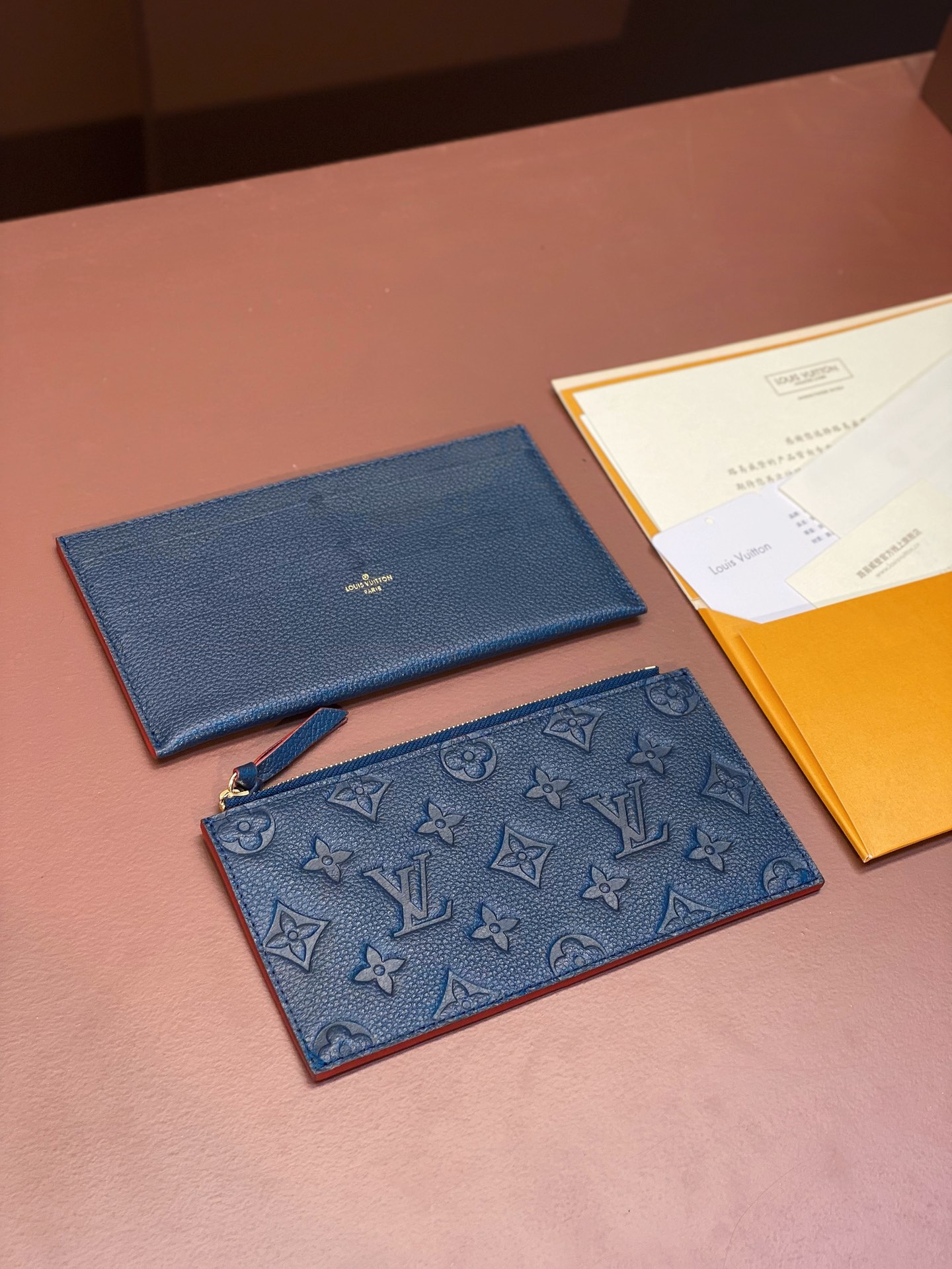 M64064 藏蓝色 Pochette Félicie 链条包为 Monogram Empreinte 皮革压印路易威登标志性 Monogram 图案