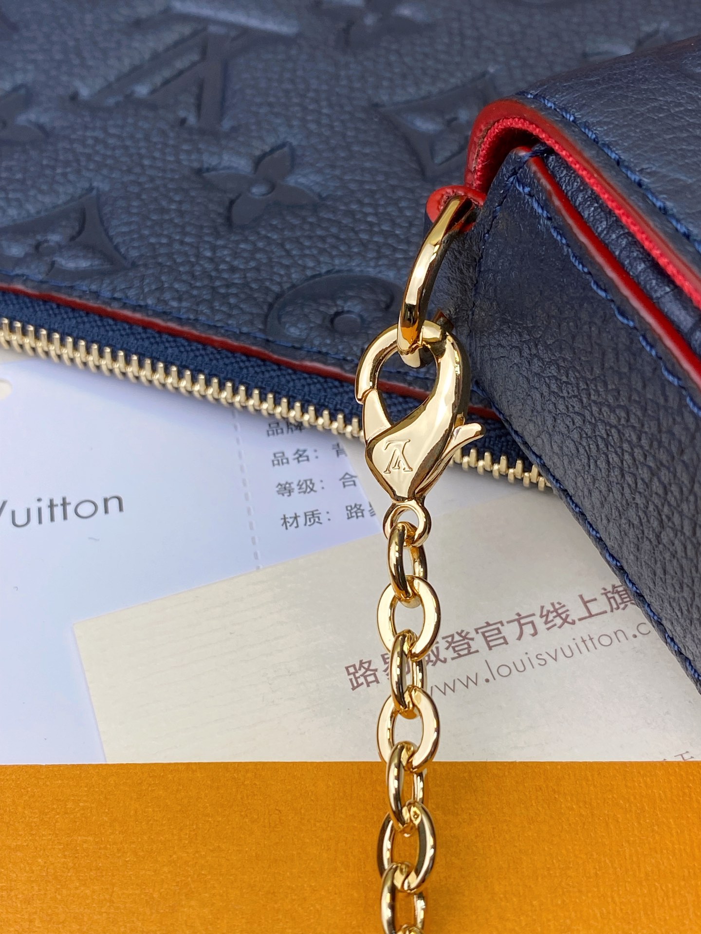 M64064 藏蓝色 Pochette Félicie 链条包为 Monogram Empreinte 皮革压印路易威登标志性 Monogram 图案