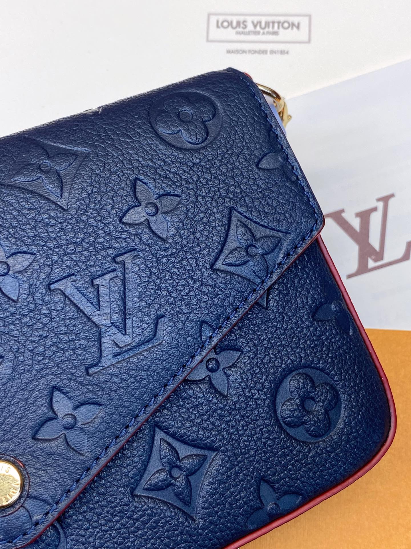 M64064 藏蓝色 Pochette Félicie 链条包为 Monogram Empreinte 皮革压印路易威登标志性 Monogram 图案