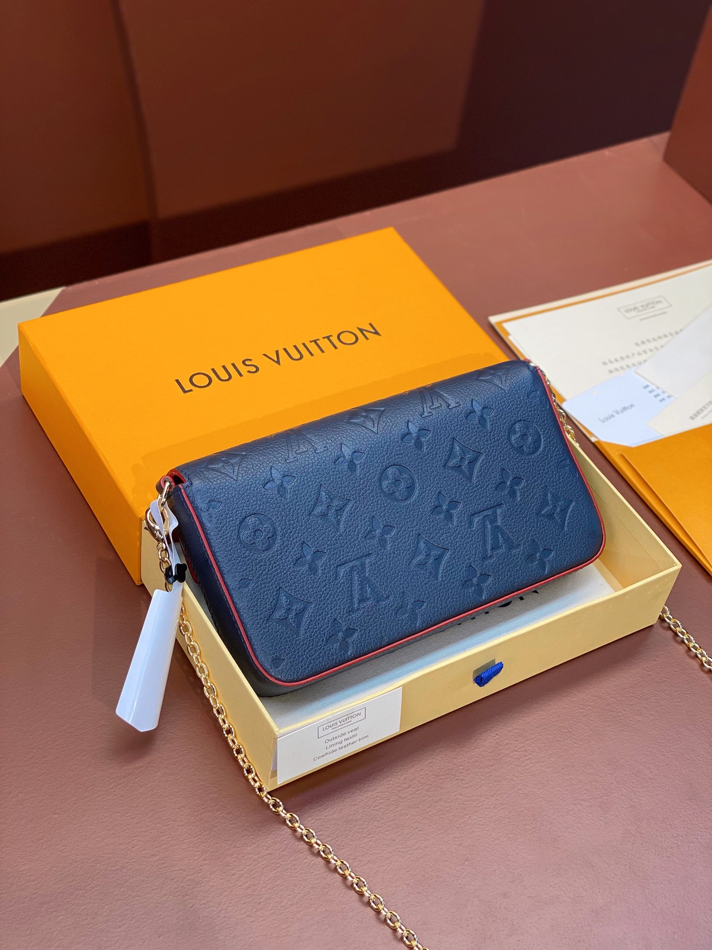 M64064 藏蓝色 Pochette Félicie 链条包为 Monogram Empreinte 皮革压印路易威登标志性 Monogram 图案