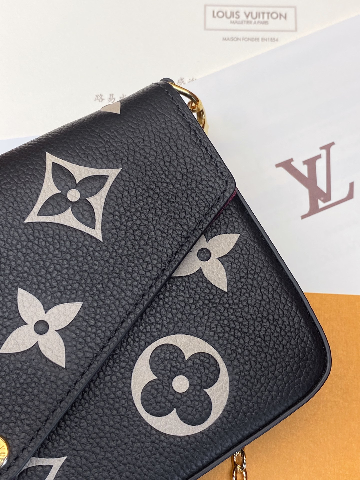 M69977 黑色 本款 Pochette Félicie 链条包为 Monogram Empreinte 皮革描绘 Monogram 印花