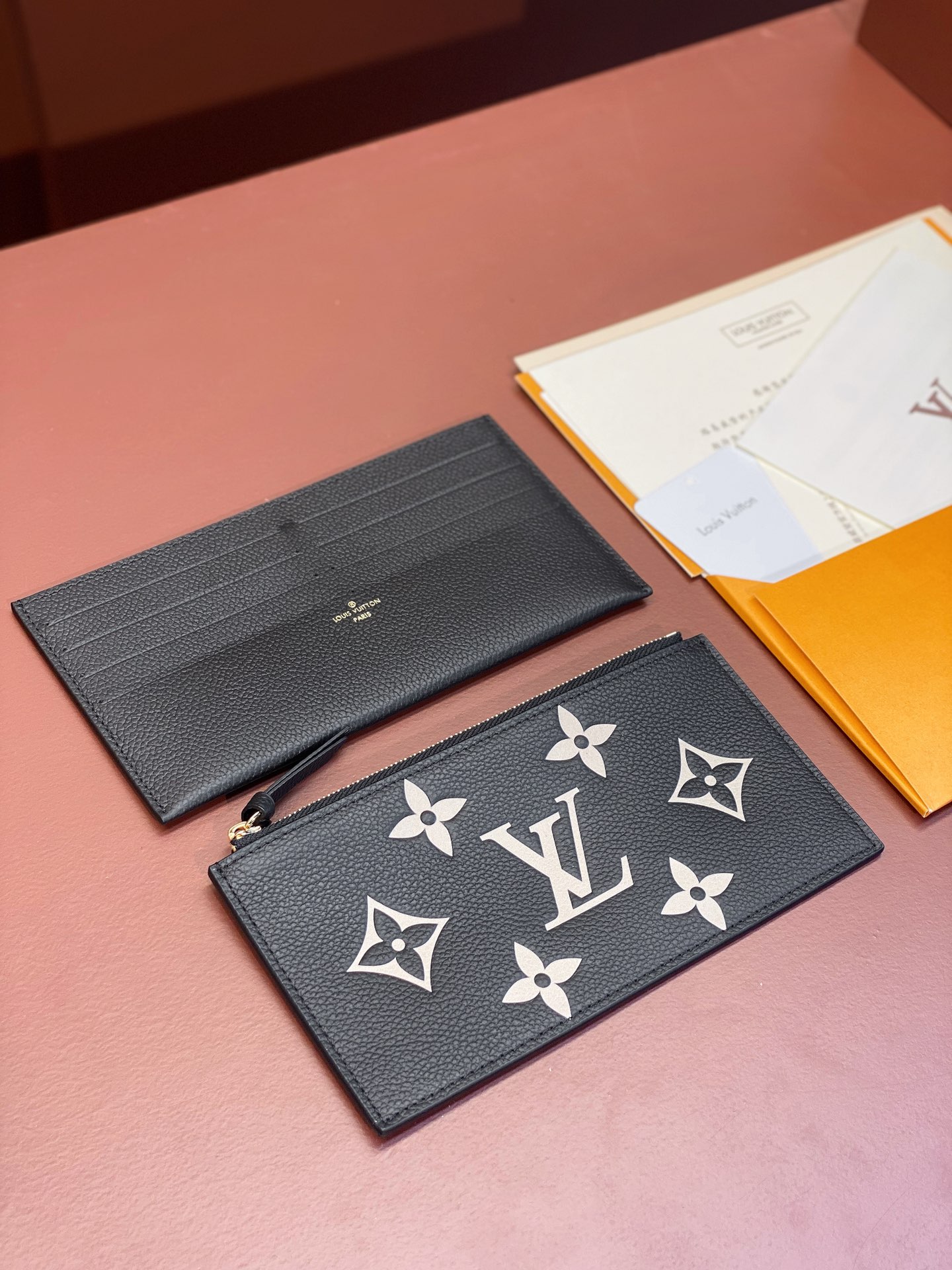 M69977 黑色 本款 Pochette Félicie 链条包为 Monogram Empreinte 皮革描绘 Monogram 印花