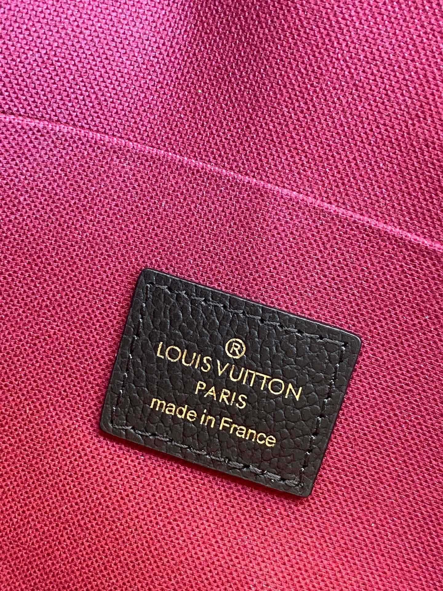 M69977 黑色 本款 Pochette Félicie 链条包为 Monogram Empreinte 皮革描绘 Monogram 印花