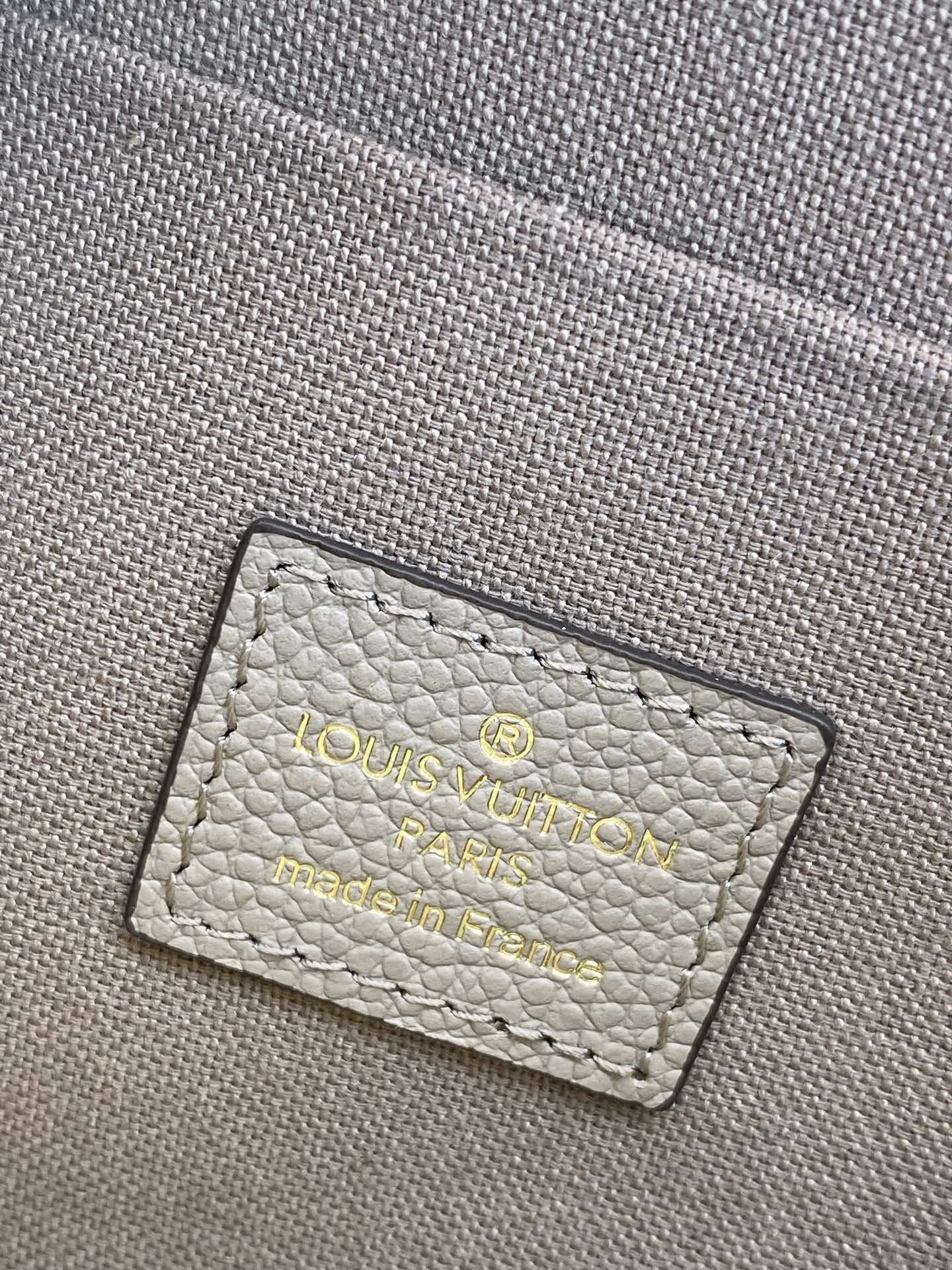 灰色 本款 Pochette Félicie 链条包为 Monogram Empreinte 皮革描绘