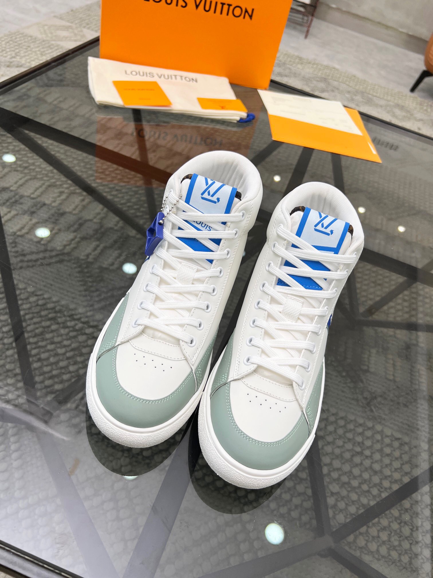 NO:216336,Brand LOUIS VUITTON original color matching Size 35-44 couples price Material new Louis Vuitton high top casual shoes!  High-quality Labon craft upper is made of cowhide with original material LV printing. Comfortable and breathable mesh inner style. Simple and atmospheric LV original outsole, Louis Vuitton, louis vuitton, louis vuitton, louis vuitton, louis vuitton, cowhide19860909品牌LOUIS VUITTON 颜色原版配色 码数35-44情侣款 价格 材质路易威登新款 高帮 休闲鞋！高品质拉邦工艺鞋面采用牛皮搭配原版材质LV印花 舒适透气网布内里版型时尚 简单大气LV原版大底,路易威登,louis vuitton,louis vuitton,louis vuitton,cowhide,Men's shoes