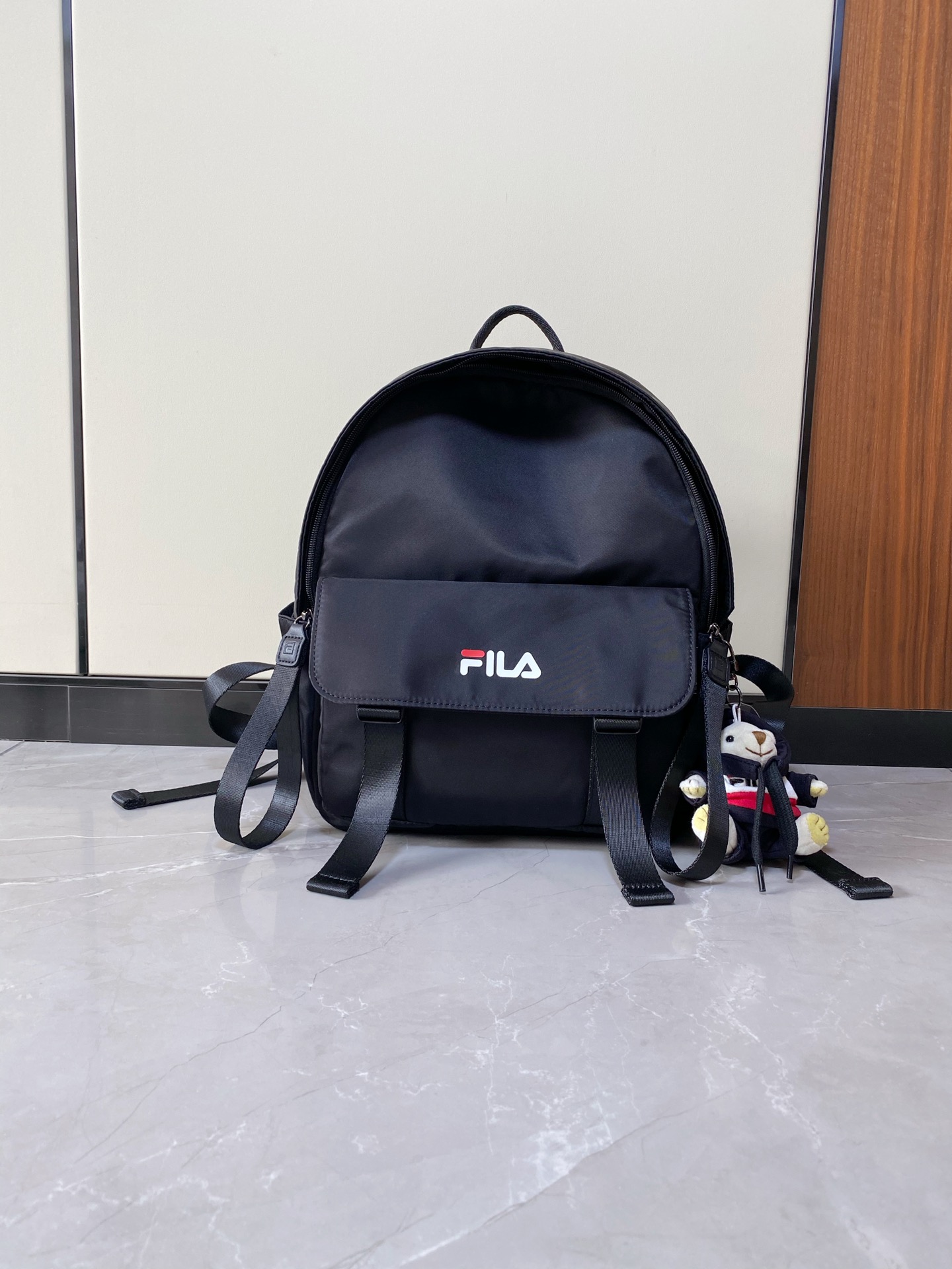 NO:827919,FILA bear backpack, the new fashion favorite from the factory, FILA bear charm backpack. The body of the bag is made of customer-supplied nylon fabric, which is very thick!  It has super waterproof performance, so you don’t have to be afraid in rainy days. The first thing you feel when you use it is that the materials are exquisite and the touch is particularly good. The inner pocket is edge-wrapped and the workmanship is fine. There is no ambiguity... The customer-supplied slider is decorated with the brand's iconic red, white and black!  The pendant bear doll is made with special care. The clothes and trousers are made separately and can be taken off. The OEM cost of this design is extremely high, because it is made by the same process as the clothes and trousers worn by normal adults!  The joints of the straps are all repeatedly reinforced with sewing. You can see from this that if it is not the original factory craftsmanship, it may take a lot of effort to complete it. Size 26*13*34,,backpacks,19860909FILA小熊双肩包,代工厂出 时尚新宠,斐乐FILA小熊挂饰双肩背包 包身采用客供尼龙布料 特别厚实！超强防水性能,雨天也不用害怕.上手的第一感觉就是用料讲究,触感特别好. 内兜包边处理,做工精细 没有半点含糊…… 客供拉头 采用品牌标志性的的红白黑装饰！ 挂件的小熊公仔,做的特别用心,衣服和裤子都是单独制作的,都可以脱下,这种设计代工费用极高,因为完全是和正常大人穿的衣服裤子完全一样的程序制作出来的！背带连接处都是反复加强型缝制,这点你就能看出,如果不是原厂工艺,想要完成可能也要花费一番功夫. 尺寸26*13*34,,backpacks,,Women's clothing