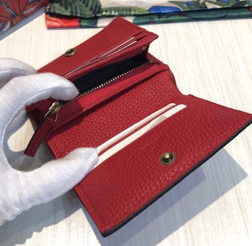 此款卡片夹是采用压印金箔精制而成。4个卡片隔层和1个钞票隔层2个翻盖口袋1个拉链口袋按扣。款号:. 尺寸