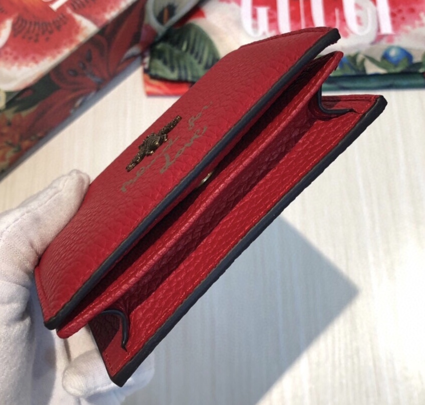 此款卡片夹是采用压印金箔精制而成。4个卡片隔层和1个钞票隔层2个翻盖口袋1个拉链口袋按扣。款号:. 尺寸