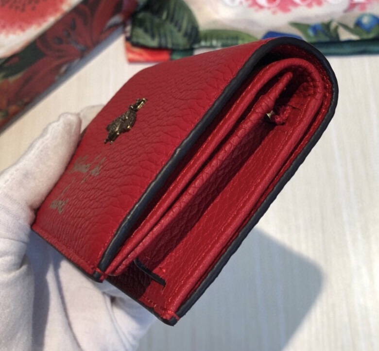 此款卡片夹是采用压印金箔精制而成。4个卡片隔层和1个钞票隔层2个翻盖口袋1个拉链口袋按扣。款号:. 尺寸