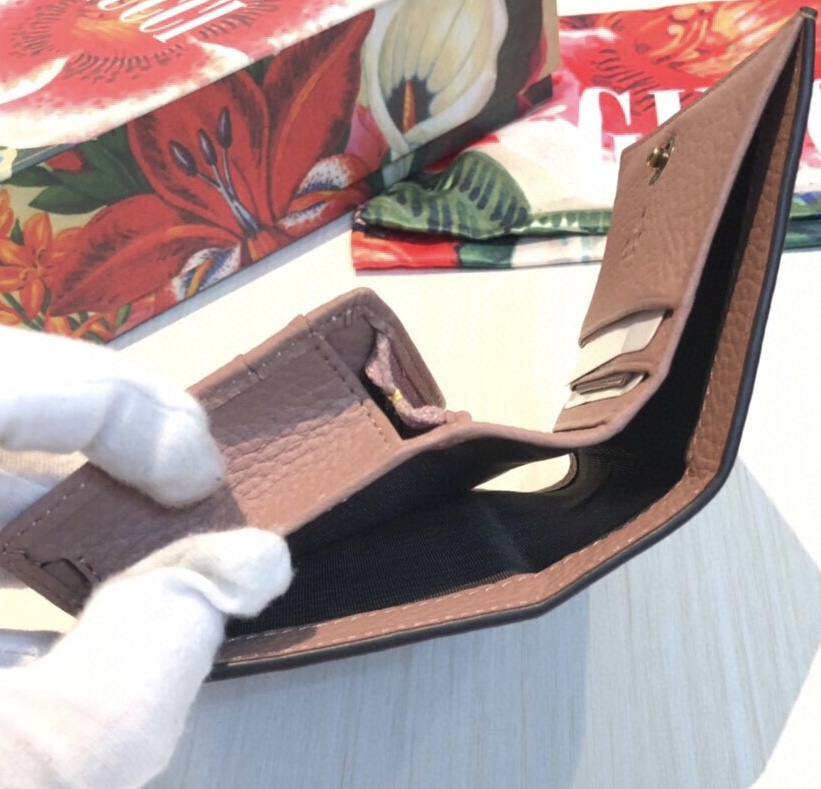 此款卡片夹是采用压印金箔精制而成。4个卡片隔层和1个钞票隔层2个翻盖口袋1个拉链口袋按扣。款号:. 尺寸