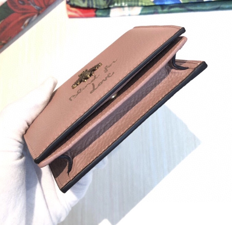 此款卡片夹是采用压印金箔精制而成。4个卡片隔层和1个钞票隔层2个翻盖口袋1个拉链口袋按扣。款号:. 尺寸