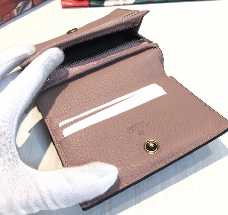 此款卡片夹是采用压印金箔精制而成。4个卡片隔层和1个钞票隔层2个翻盖口袋1个拉链口袋按扣。款号:. 尺寸